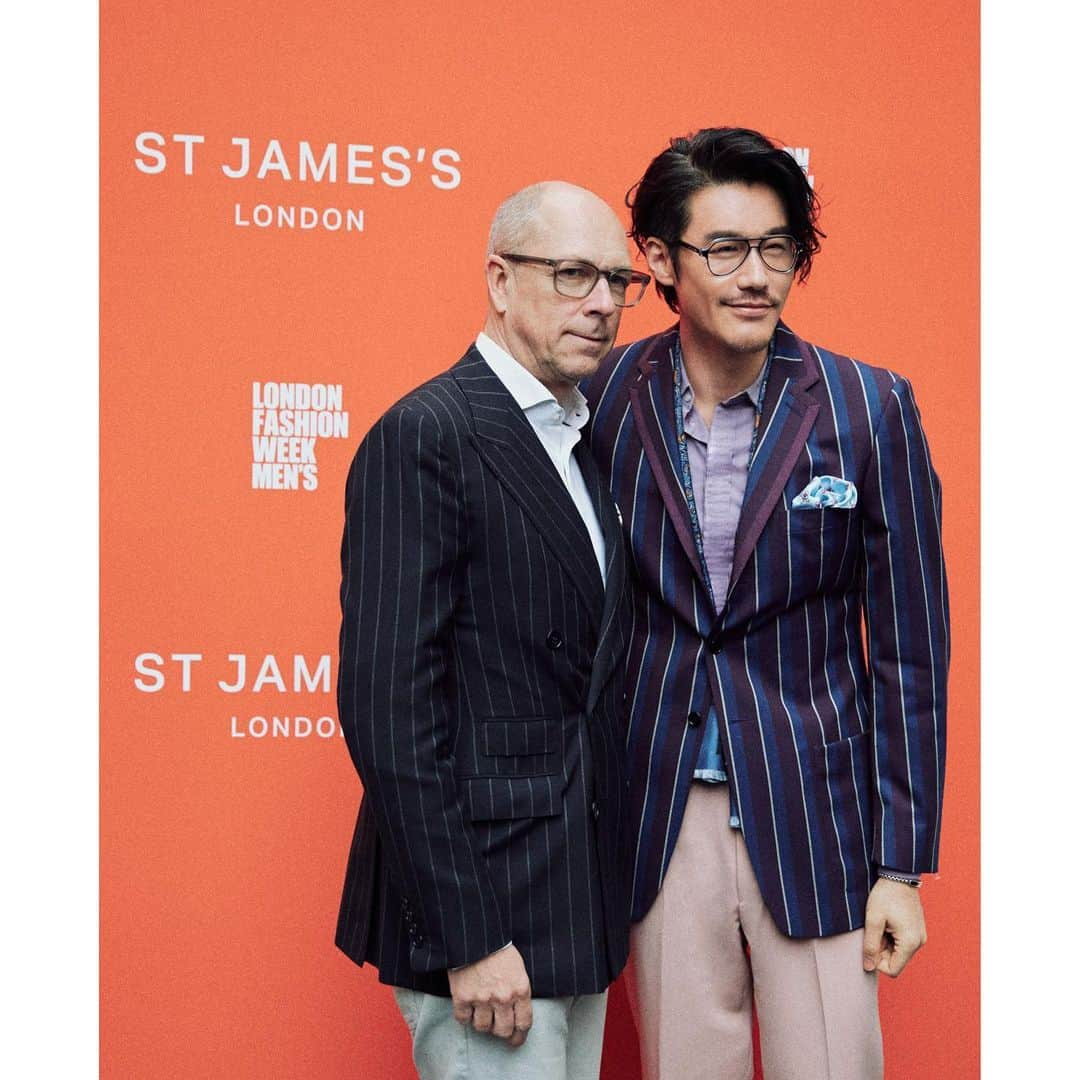 フー・ビンさんのインスタグラム写真 - (フー・ビンInstagram)「Yes it’s on! Another season of @londonfashionweek and @stjameslondon show was like a breeze in the air that refreshes everyone’s eyes. The open-aired runway right in the middle of St James’s is simply outstanding! And my dear friend @richardbiedul was absolutely stunning! @newandlingwood  #hubing #lifestyle #londonfashionweek #LFWM #stjameslondon #runway #luxurylifestyle #후빙#胡兵 #フービン #胡兵时尚观点 #胡兵全球Go  #fashiontrip #fashion #fashionicon #fashionindustry #gentlemen #chinesegentlemen #actor #chineseactor #chinesemodel #asianactor #style #styleman #menswear #mensstyle」6月11日 7時10分 - hubing