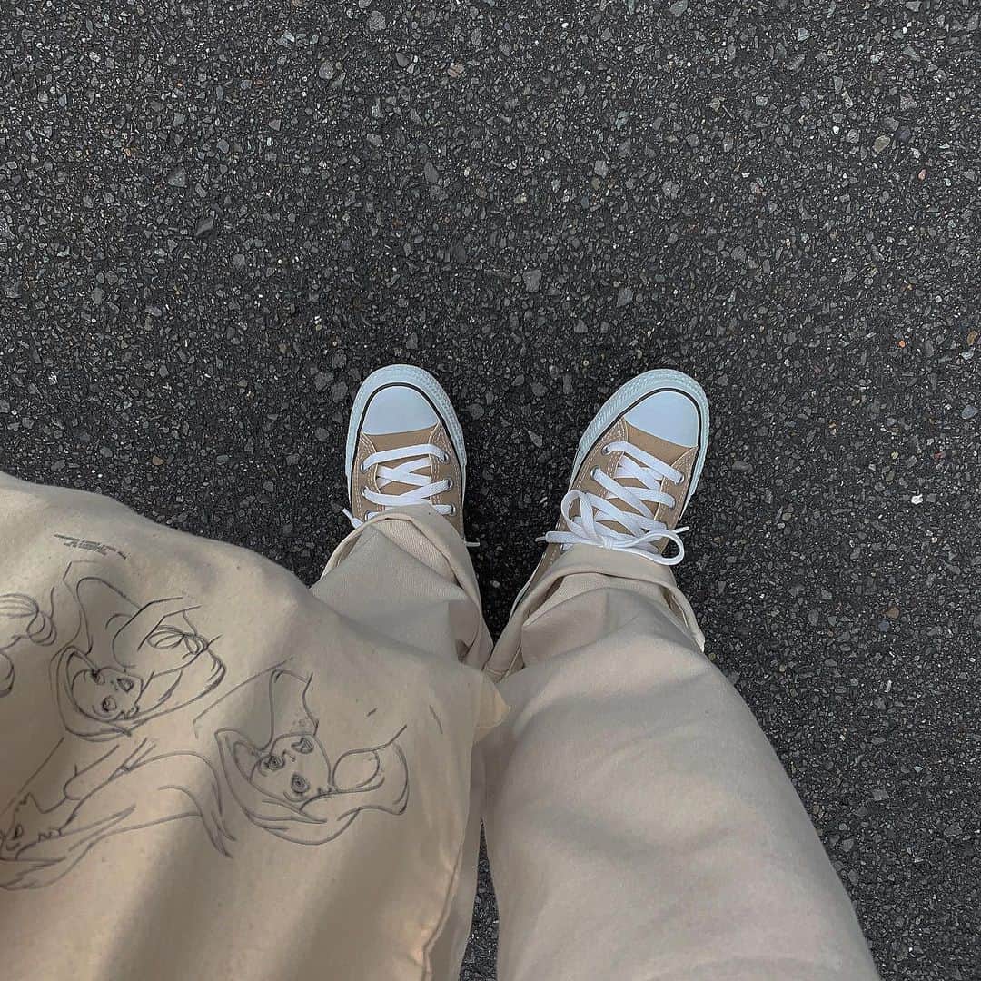 前田亜美のインスタグラム：「. . new*CONVERSE . . . 誕生日プレゼントでお友達に貰った… . (　˙꒫˙　)💓. . ずっと欲しかったローカットのCONVERSEのベージュ✌︎ 基本ローカットしか履かない私には嬉しい…… . . . #ローカットコンバース 集めたいの。 1番履く。年中履いてる。笑 . . 黒もグレーも持ってるけどボロボロなの。新しくしよかな。。. . #ブラウン も欲しいんだよね。. archivesってお店に紫とかカラシ色のCONVERSEあって、いつも買うか迷ってる( °◃◦)ﾕｳｼﾞｭｳﾌﾀﾞﾝ ( °◃◦)ﾖｸﾊﾞﾘ. . やっと雨やんで新しいスニーカーおろせて気分Happy!!お仕事行ってきます。 . .  #ちなみに靴下も新しいの履いてる  #スニーカー #CONVERSE #コンバース #ローカット」