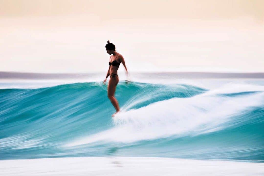 ケリア・モニーツさんのインスタグラム写真 - (ケリア・モニーツInstagram)「One of my favorite surf photos in a whileeeee! Noosa by @morganmaassen now the cover of  @wavelengthsurfmag thanks fam」6月11日 7時16分 - keliamoniz
