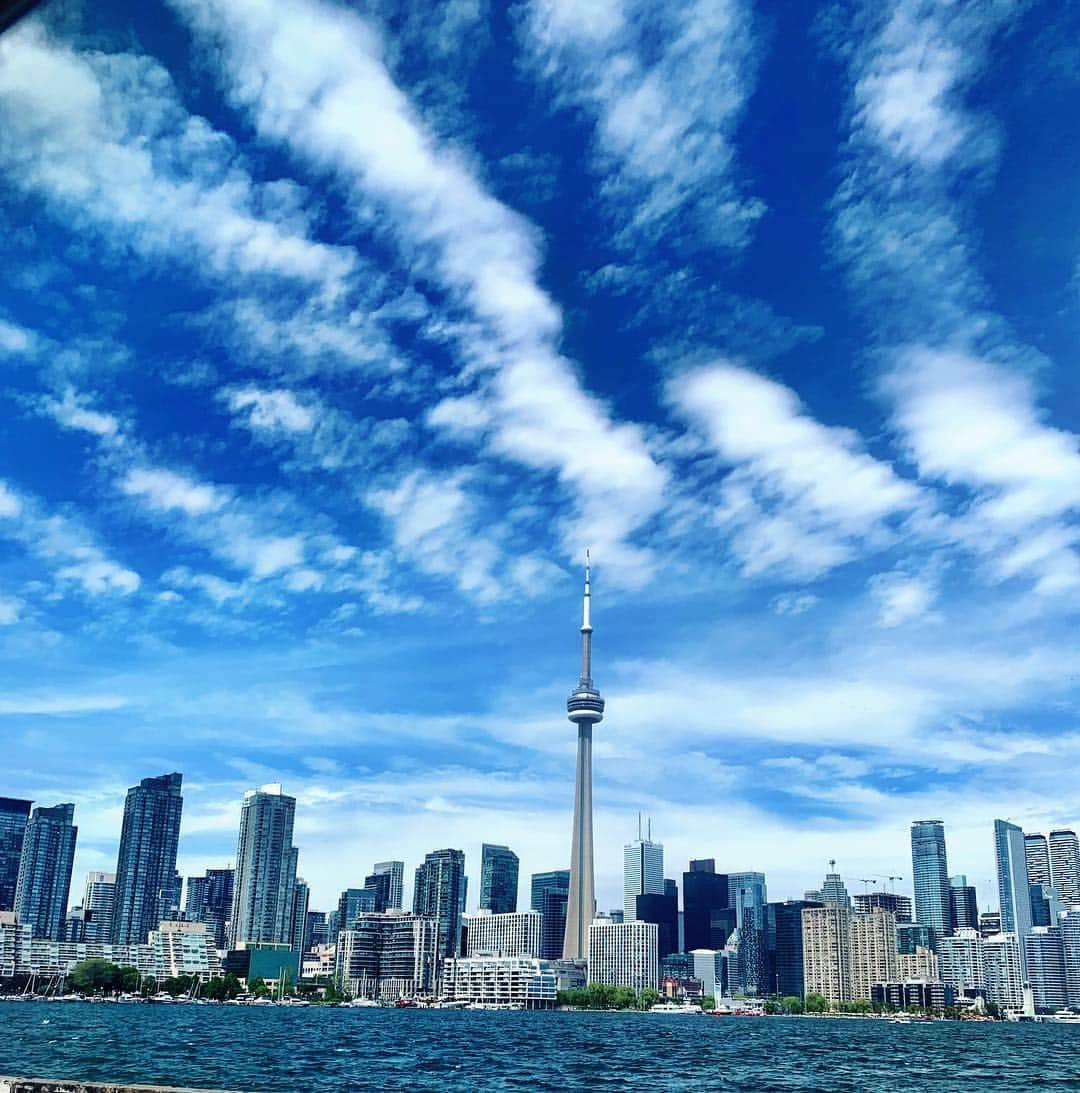 サラ・ラファティさんのインスタグラム写真 - (サラ・ラファティInstagram)「Even the #Toronto sky is wearing the @raptors logo. #gorapsgo 🏀 #wethenorth #the6ix」6月11日 7時16分 - iamsarahgrafferty