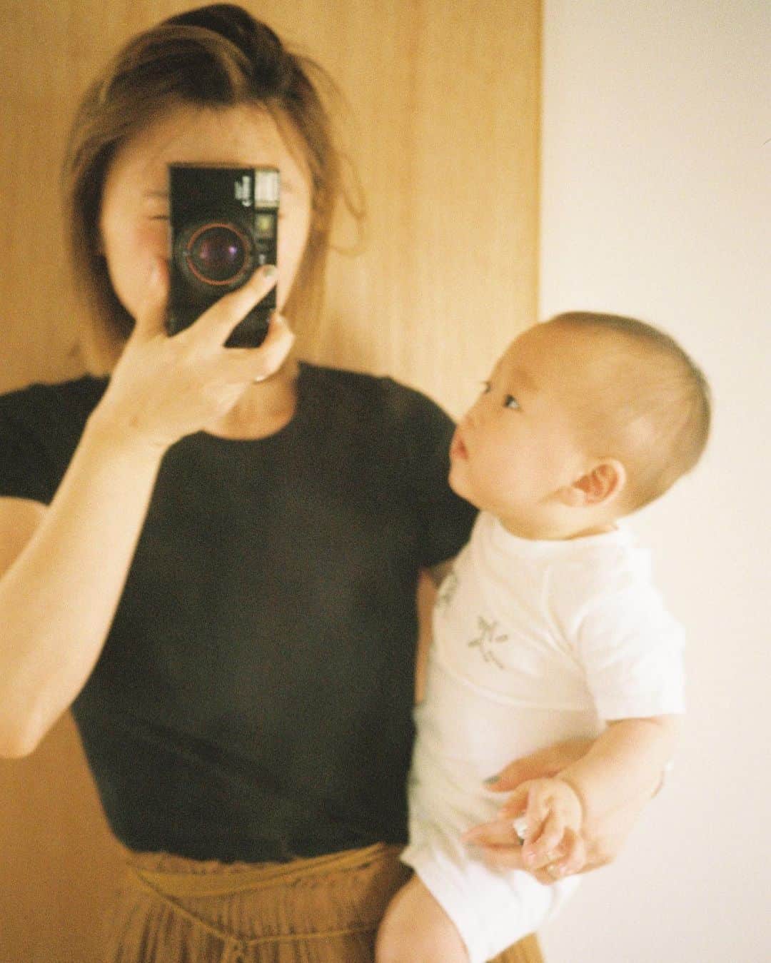 のインスタグラム：「後追い期マックス、てんやわんやな毎日すぎてほんと大変、、後追いっていつか終わる、、よねぇ？！」