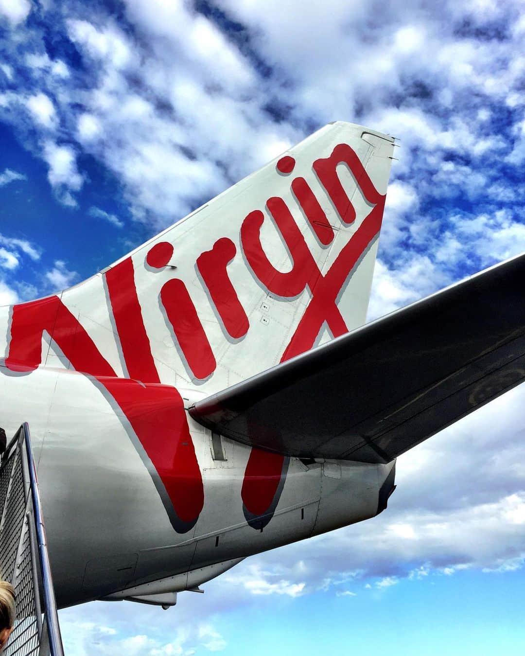 シャーニ・ヴィンソンのインスタグラム：「Let’s do this @virginaustralia 🛫  BNE 🇦🇺 —> LAX 🇺🇸」