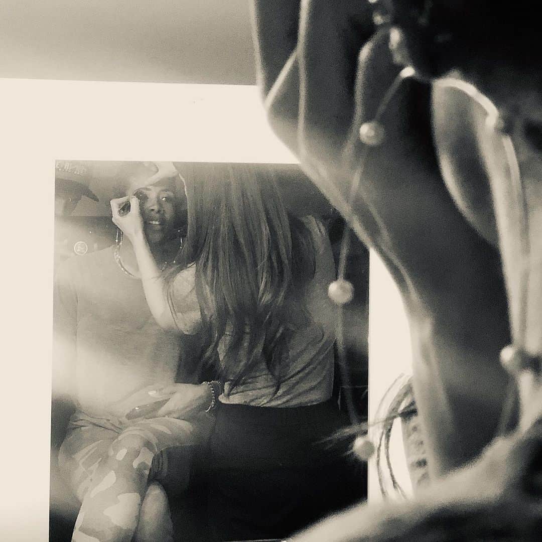 ケリスのインスタグラム：「Wait till you see what I'm up to! #intimatemoments」