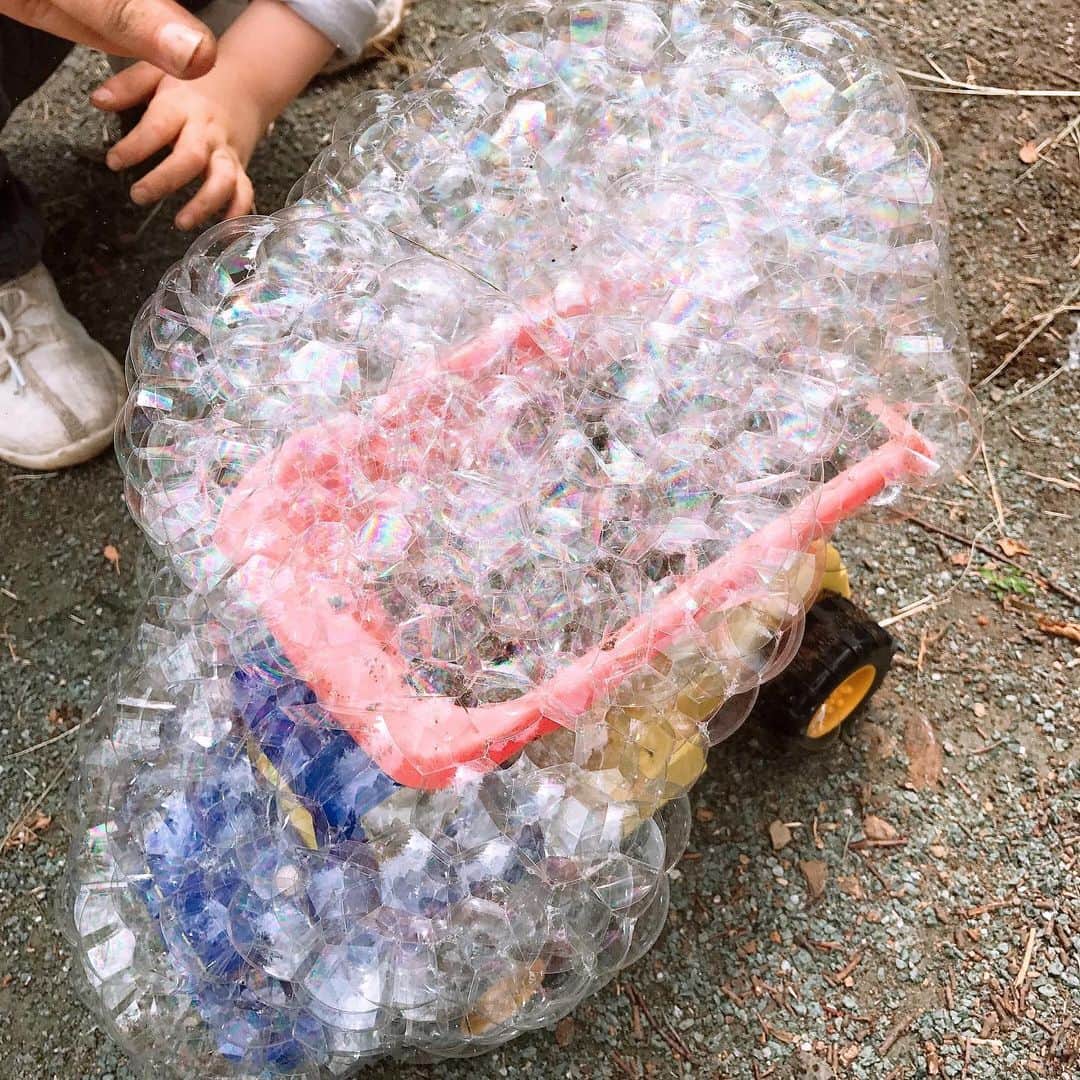 のインスタグラム：「泡だらけのトラック🚚〜〜😝 3歳の息子と遊ぶと発想がスゴくて一緒にいて、楽しい🎶 『この子も大きくなるんだなぁ』とふと、どんな男になって行くか、ワクワクが止まらなくなる💓 #カエルの卵じゃありません #息子の発想 #佐藤康恵 #actress #model #さとうやすえ #mama #二児の母」