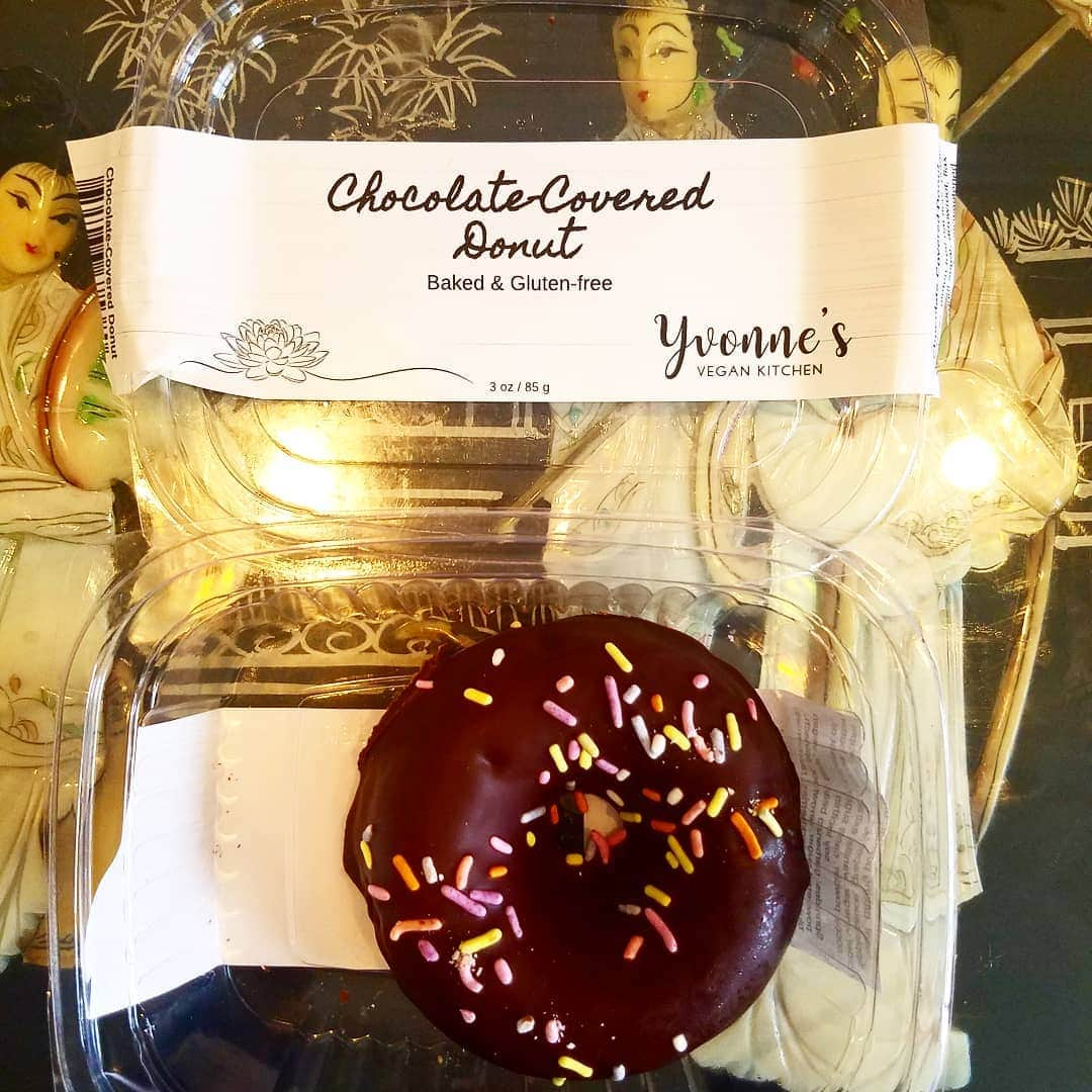 ガソリングラマーさんのインスタグラム写真 - (ガソリングラマーInstagram)「Have you tried @yvonnesvegankitchen #donut yet ?? Well you should cuz they are awesome via @milkandeggscom #GLUTENGREE 🍩🍩🍩🍩🍩🍩🍩 #vegan #vegansofIG #veganaf #vegansofinstagram #veganfood #whatveganseat #yvonnesvegankitchen  #milkandeggs  #vegandonuts」6月11日 7時38分 - gasolineglamour