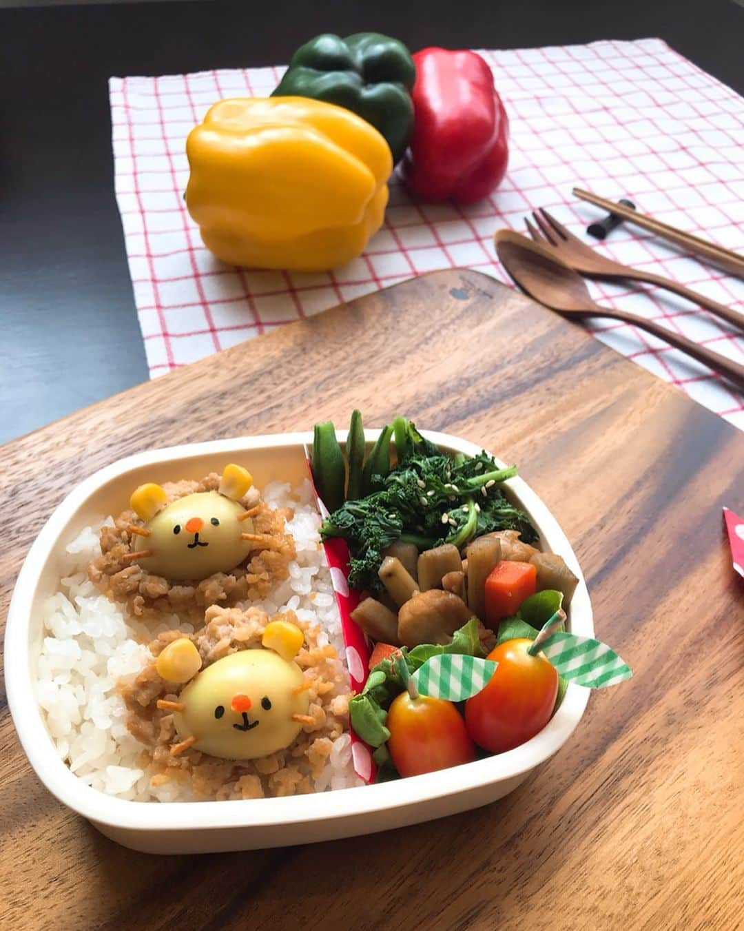 新井利佳さんのインスタグラム写真 - (新井利佳Instagram)「#bento #bentobox #bentoboxlunch #lunchbox #yummy #Lion #Bangkok #artist #thailand_ig #thailand #homemade #children #便當 #便當日記 #便當手帳 #便當人生 #便當菜 #愛心便當 #獅子 #獅子便當 #中午餐 #characterbento #charaben #キャラ弁 #今日のお弁当 #鳥蛋 #可愛便當 #卡通便當 #造型便當 #手作便當  下はスイスチャードのカラフルなご飯にしたかったけど、最近急に見かけなくなっちゃった。残念。」6月10日 22時45分 - rika.arai