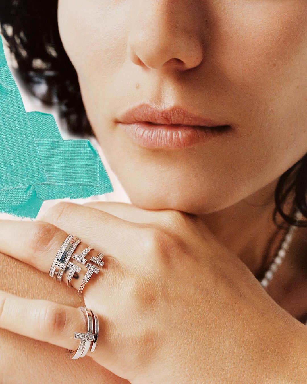 ティファニーさんのインスタグラム写真 - (ティファニーInstagram)「The upper hand. Stacking is simple when you stick with diamonds. Start with a statement ring and then add another...and another...and...Tap to shop and stack #TiffanyT. #Tiffany #TiffanyAndCo – Photo: @lena_c_emery」6月10日 22時56分 - tiffanyandco