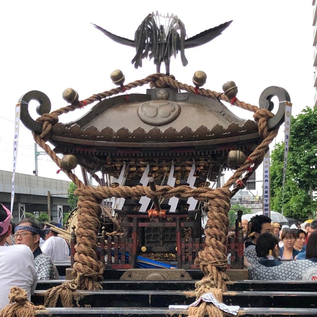 堀田祐美子さんのインスタグラム写真 - (堀田祐美子Instagram)「鶴見潮田神社のお祭りと品川神社のお祭りをはしご…  はっぴ着せてもらってヨーヨー釣りしたり…  品川神社の大神輿は皇室におめでたいことがあった年だけ出る神輿だそうです。  #yumikohotta #堀田祐美子 #woman's #prowrestling #女子プロレス #prowrestling #プロレス#awg#アクトレスガールズ#アクトレスガールズプレイングマネージャー #犬 #dog #bulldog #ブルドッグ #ホワイト#white#ホワイトブルドッグのふぅら#whit bulldog#ブヒ #鼻ぺちゃ#可愛い#toypoodle #トイプードル #コナ #ハーツ82#武蔵小山#スナック#潮田神社例大祭#品川神社例大祭#御神輿」6月10日 22時50分 - yumiko_hotta