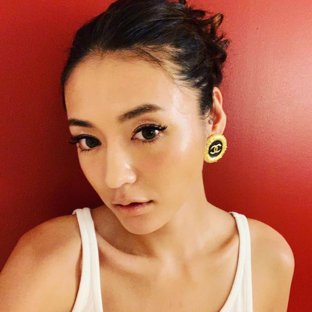 内藤陽子のインスタグラム：「我々の戦利品©️笑 ニコには３人目の妹ララが出来ました👱‍♀️食べてウンチする子に夢中です🍼 そして、音楽が大好きな娘です👯‍♀️ #戦利品 #ニコ #ララ #ルビー #ココ #三姉妹」