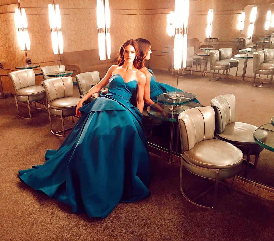 ヒラリー・ローダのインスタグラム：「The art deco lounge in the ladies’ room at @radiocitymusichall is 🙌🏼👌🏼 #tonyawards」
