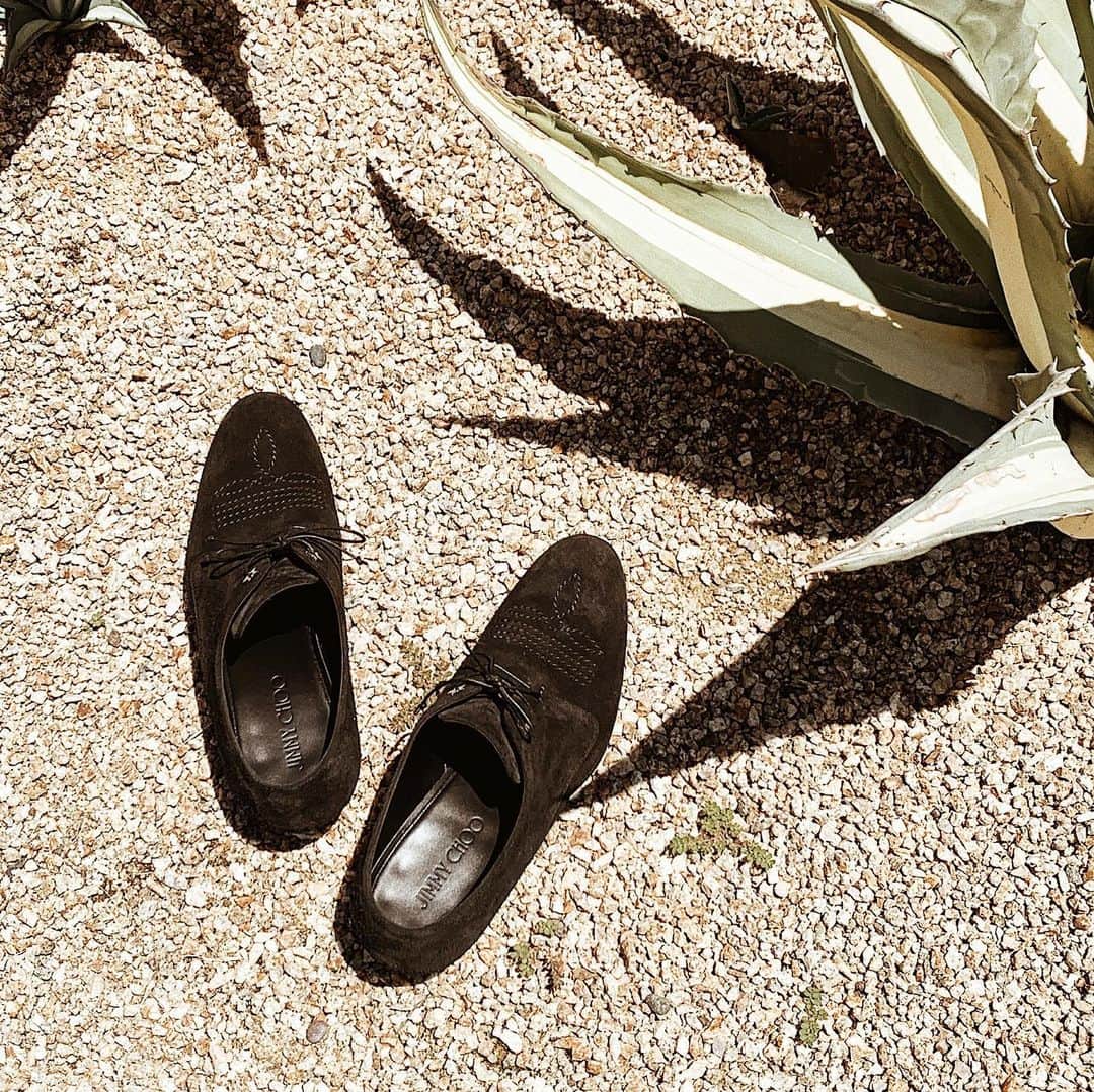 のインスタグラム：「今回の砂漠の旅に合わせて @jimmychoo のウェスタン調のスウェードシューズ。  #mensfashion #mensshoes #mensootd #fashion #outfit #jimmychoo」