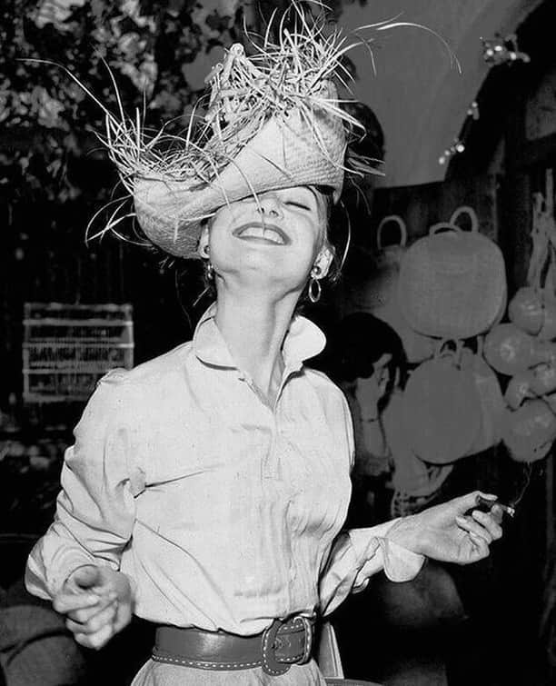 Meganさんのインスタグラム写真 - (MeganInstagram)「Audrey Hepburn photographed by Earl Theisen shopping in a Mexican market, 1954. ⠀ ⠀ #audreyhepburn #mexico #market #summerfashion #styleicon」6月10日 23時05分 - zanzan_domus