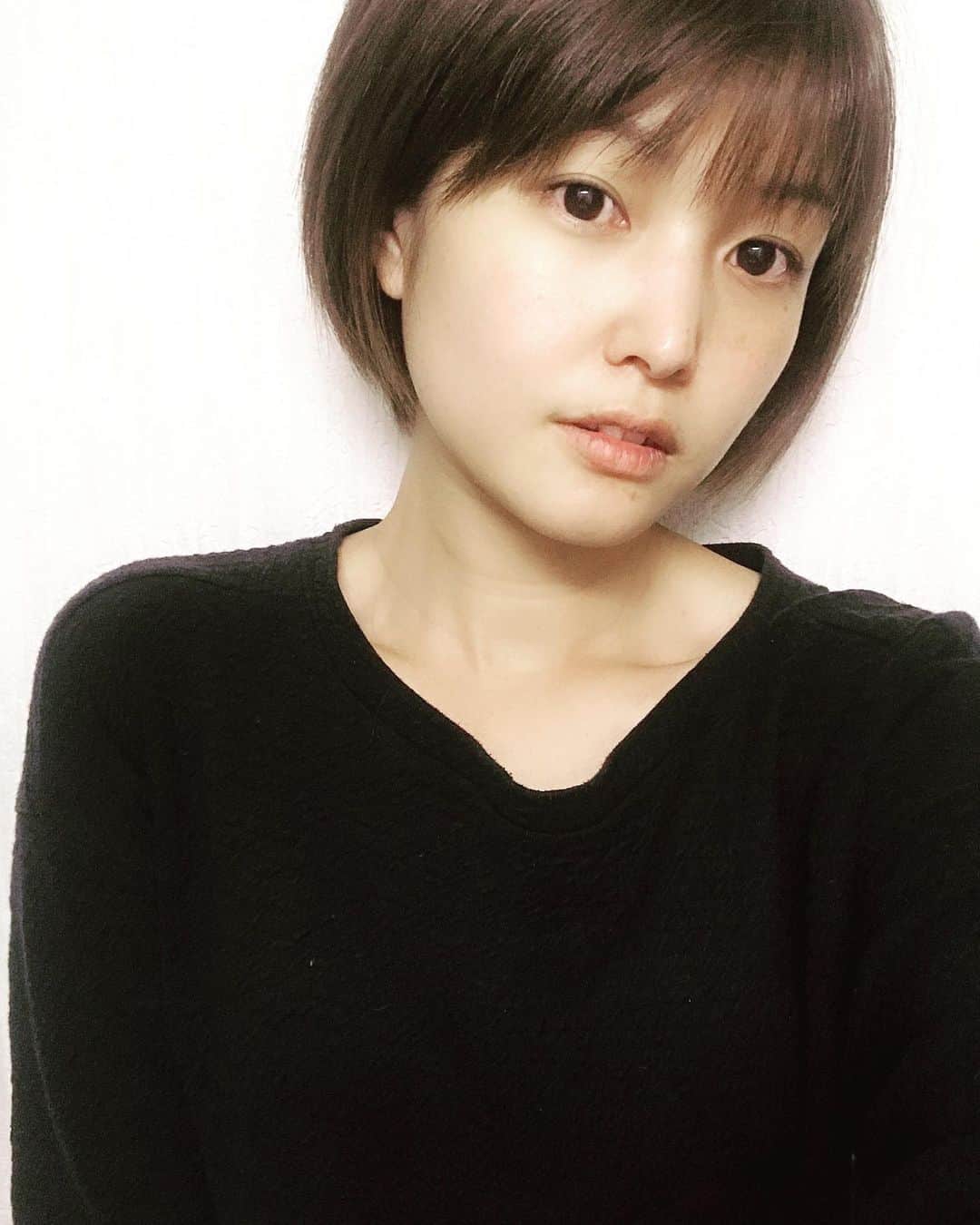 内村麻美さんのインスタグラム写真 - (内村麻美Instagram)「. . ✂️✂️✂️ . #さらに短く #前髪もあったりなかったり #どちらが好きですか #とか聞いてみる #ショートカット」6月10日 22時57分 - asami___05