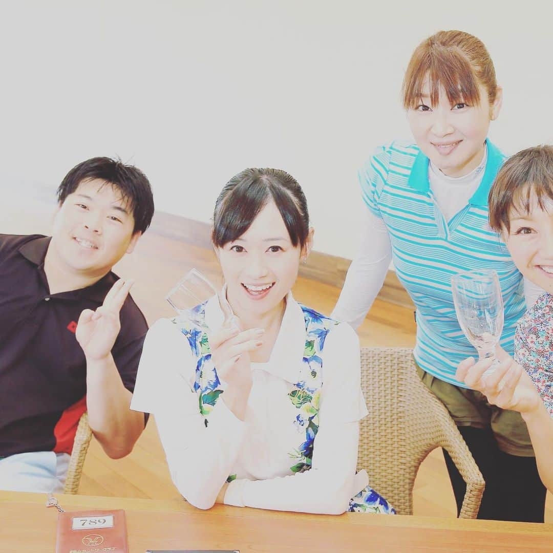 福島和可菜さんのインスタグラム写真 - (福島和可菜Instagram)「今日は、館山カントリークラブさんで開催された、 ㊗️祝  矢部みほさん誕生日お祝いコンペ㊗️ に参加させていただきました⛳ ぎのっちが、矢部みほさんと親しく、声をかけていただきました✨ ぎのっち、かおりん、カメラマンさんと共に回らせていただいて、終始楽しいゴルフ🤣 やはり私が下手くそ過ぎて、迷惑かけまくり‼️ 本当にすみません😭 打って打って打ちまくりました✋✋✋✋✋ ↑ お得ではある（笑）  何度、サンドを行ったり来たり、コースを右往左往した事か🐸（笑） 私のグループは私以外みんな上手だった💯 ちゃんと練習しなきゃー👍🏼 南国のリゾートを思わせるゴルフ場は、雨でも素敵☔ ほぼ毎日アウトドアの私にとって、雨のアウトドアはもはや普通です😂（笑） 106名の皆様が参加されて、何と私は…‼️‼️‼️ ㊗️ブービーメーカー（笑）㊗️ にも関わらず、豪華賞品をいただいてしまいました🎉ありがとうございました🌈 スコア以上に、本当に楽しんだ（笑）✨ またぜひ来年も参加させていただきたいです🏌️‍♀️ 今のところの目標は、ブービーメーカーからの… ブービー賞で😎（笑）  #練習あるのみ #ブービーメーカー #からの #目指せ #まずは #ブービー賞 #打ちまくった #楽しかった #矢部みほ さん #お誕生日おめでとうございます #ぎのっち #かおりん #カメラマンさん #ありがとう #皆様 #ご迷惑をおかけしました #上達します #ゴルフ #コンペ #golf #館山カントリークラブ さん #仲間 #スコア #ドライバー #飛ばない #笑 #⛳️」6月10日 22時59分 - fukushimawakana