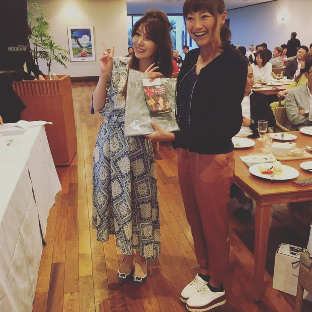 福島和可菜さんのインスタグラム写真 - (福島和可菜Instagram)「今日は、館山カントリークラブさんで開催された、 ㊗️祝  矢部みほさん誕生日お祝いコンペ㊗️ に参加させていただきました⛳ ぎのっちが、矢部みほさんと親しく、声をかけていただきました✨ ぎのっち、かおりん、カメラマンさんと共に回らせていただいて、終始楽しいゴルフ🤣 やはり私が下手くそ過ぎて、迷惑かけまくり‼️ 本当にすみません😭 打って打って打ちまくりました✋✋✋✋✋ ↑ お得ではある（笑）  何度、サンドを行ったり来たり、コースを右往左往した事か🐸（笑） 私のグループは私以外みんな上手だった💯 ちゃんと練習しなきゃー👍🏼 南国のリゾートを思わせるゴルフ場は、雨でも素敵☔ ほぼ毎日アウトドアの私にとって、雨のアウトドアはもはや普通です😂（笑） 106名の皆様が参加されて、何と私は…‼️‼️‼️ ㊗️ブービーメーカー（笑）㊗️ にも関わらず、豪華賞品をいただいてしまいました🎉ありがとうございました🌈 スコア以上に、本当に楽しんだ（笑）✨ またぜひ来年も参加させていただきたいです🏌️‍♀️ 今のところの目標は、ブービーメーカーからの… ブービー賞で😎（笑）  #練習あるのみ #ブービーメーカー #からの #目指せ #まずは #ブービー賞 #打ちまくった #楽しかった #矢部みほ さん #お誕生日おめでとうございます #ぎのっち #かおりん #カメラマンさん #ありがとう #皆様 #ご迷惑をおかけしました #上達します #ゴルフ #コンペ #golf #館山カントリークラブ さん #仲間 #スコア #ドライバー #飛ばない #笑 #⛳️」6月10日 22時59分 - fukushimawakana