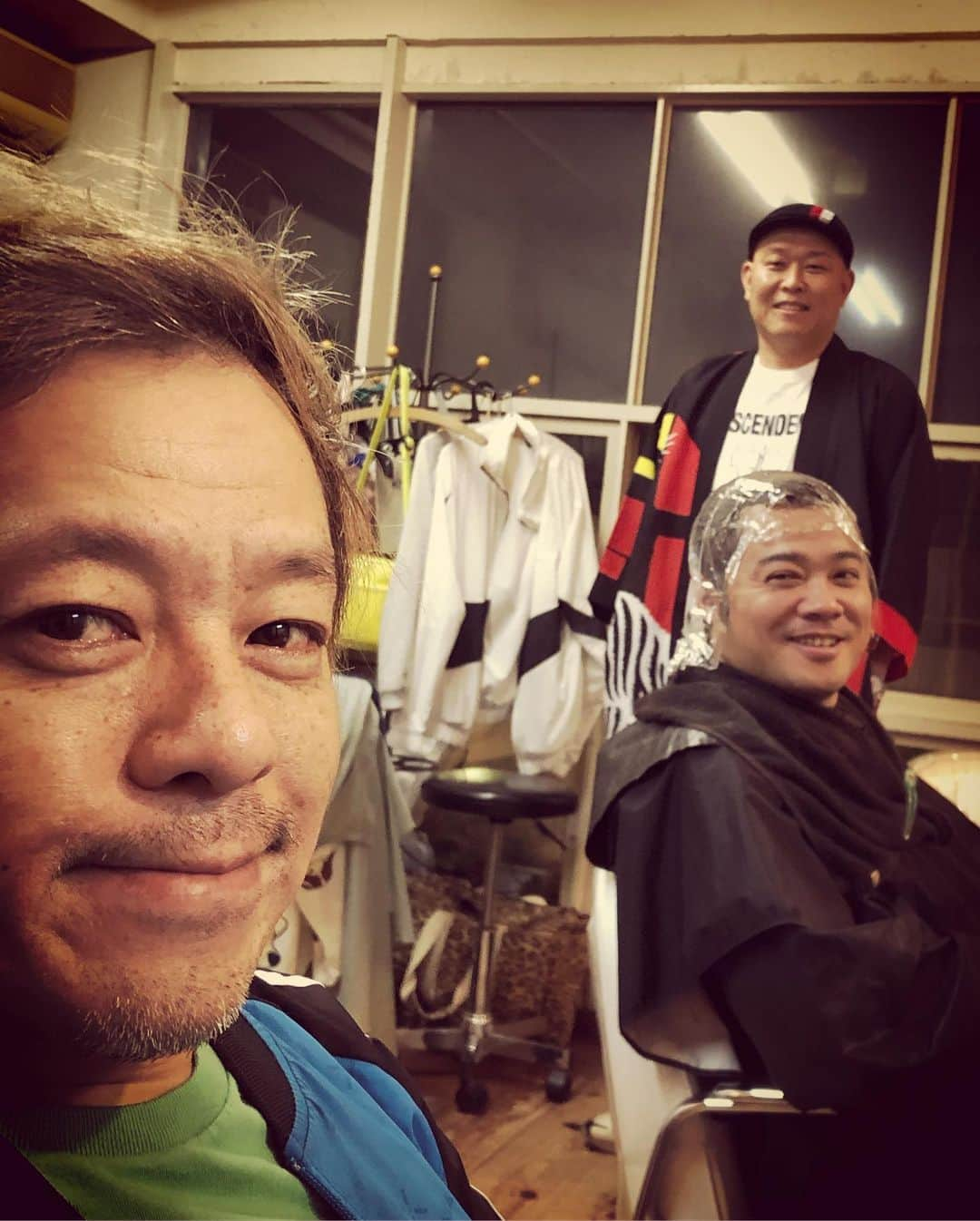 杉本知香さんのインスタグラム写真 - (杉本知香Instagram)「楽屋😆😆😆 佐田くんのケン兄のものまねが  そっくり過ぎ😆てか同じ😆 ドライヤー2秒。  #中目黒美容室  #千原せいじ #千原兄弟#チハラトーク #カット6分 #ドライヤー2秒  #水玉れっぷう隊ケン #水玉れっぷう隊 #吉本坂46  #バッドボーイズ佐田 #バッドボーイズ #佐田正樹#デメキン」6月10日 22時59分 - sugimotoc