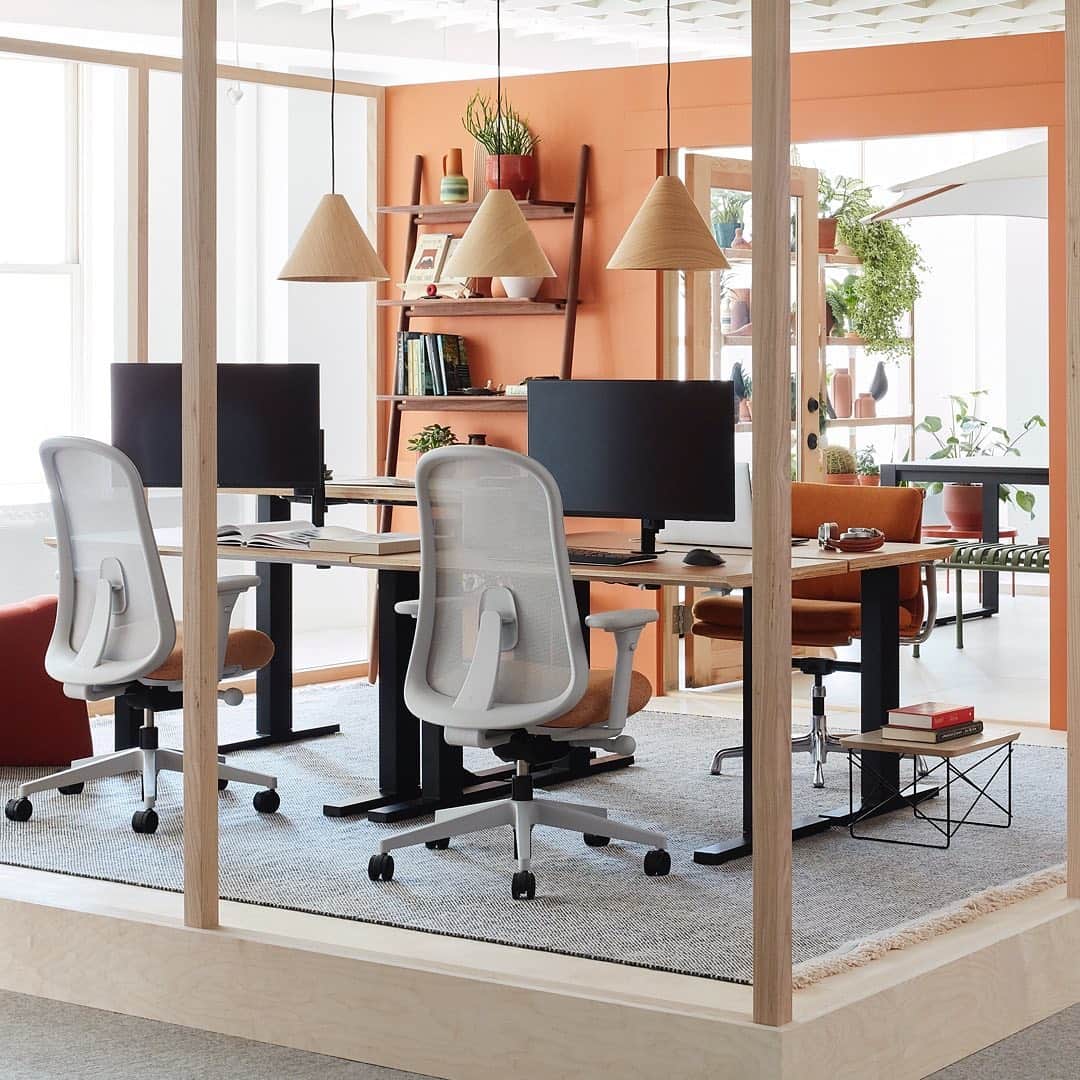 Herman Miller （ハーマンミラー）さんのインスタグラム写真 - (Herman Miller （ハーマンミラー）Instagram)「We strongly believe that patio weather shouldn’t be exclusively enjoyed over lunch or during after-work cocktails. This office in our award-winning @NeoCon_Shows exhibit, All Together Now, gives people the option to work inside or out with a smart mix of pieces from Herman Miller Group’s family of brands.  #HMxNeoCon19 #NeoCon #NeoCon2019」6月10日 22時59分 - hermanmiller