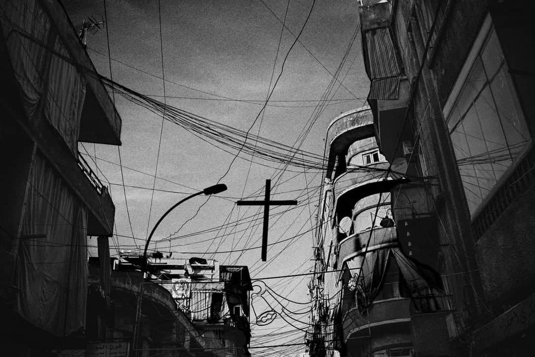 のインスタグラム：「In April this year, Italian photojournalist Lorenzo Tugnoli (@lorenzotug) was honored with the Pulitzer Prize for Feature Photography. Our latest blog post features his take on photography and the future of photojournalism, as well as his series documenting the neighborhood of Naba’a, Beirut. Hit the bio link to get the full story.  #LeicaCamera #Leica #🔴📷 #Leicagram #LeicaM240 #TheLeicaLook #LeicaBlog #Leica_World #Leica_Club #Leica_Society #LeicaPhoto #bnw_world #bnw_street #everdaymiddleeast #everydayeverywhere #documentaryphotography」