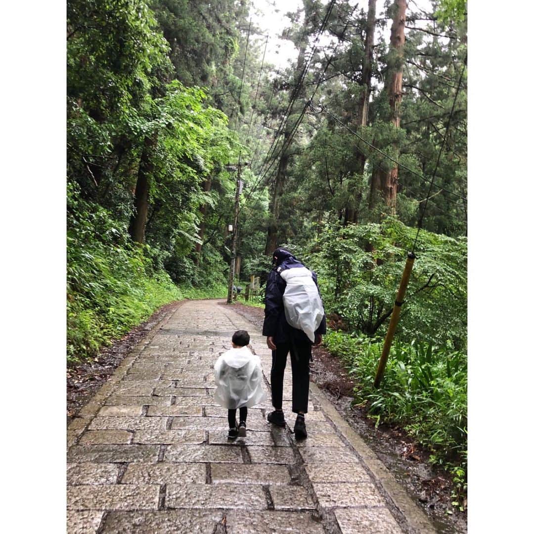 松本恵奈さんのインスタグラム写真 - (松本恵奈Instagram)「この休日は家族で高尾山に行ってきました。雨なのにレインコートを忘れた事に気づき、慌ててコンビニで買ってチビ達のはハサミでチョキチョキ✂️本当、売っててよかった😭 この日のチビ達の目標は抱っこもリフトもなしで自分の足だけで山頂まで行くこと。途中、ぐずる事もあったし、とおきも一緒だったのでかなり時間もかかったけど山頂まで登る事ができました👏🏻りここも最後まで荷物持ってって言わなかったし、とおきもちゃんと歩けてた。本当によく頑張りました👧🏻👦🏻 なんとなーく2人共、たくましくなった気がします。いい経験だったな◎ #2歳と5歳 #山登り #高尾山」6月10日 23時02分 - ena1123
