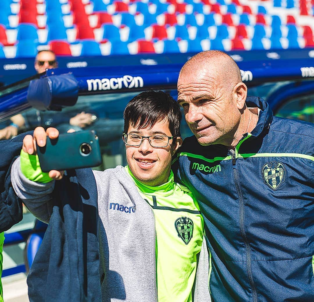 レバンテUDさんのインスタグラム写真 - (レバンテUDInstagram)「#ElClubQuePortemAlCor 💙❤ ---- #OrgullGranota #MachoLevante #LevanteUD #Laliga #LaLigaSantander #LUDFundación」6月10日 23時07分 - levanteud