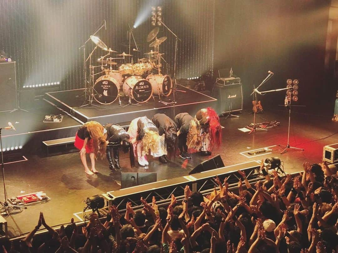 Marinaさんのインスタグラム写真 - (MarinaInstagram)「【2019.06.09 渋谷TSUTAYA O-EAST】 . Aldious Tour 2019 “Evoke” 13公演目 . お越し頂いた皆さんありがとうございました。沢山の声援本当に嬉しかったです。凄く暖かい気持ちになりました。 . 久しぶりに自分のフルセットに座り、あの場所から見える景色は〈素晴らしい〉以外の何物でも無かった。 . このメンバーでのライブはこの日でラストとなりますが、ツアーはまだまだ続いています。 . トッキーの想いも引き連れて全国まだまだ全国まわっていこうと思っていますので、引き続きAldiousをよろしくお願いします。 . #Aldious #アルディアス #music #Japan #shibuya」6月10日 23時08分 - aldiousmarina