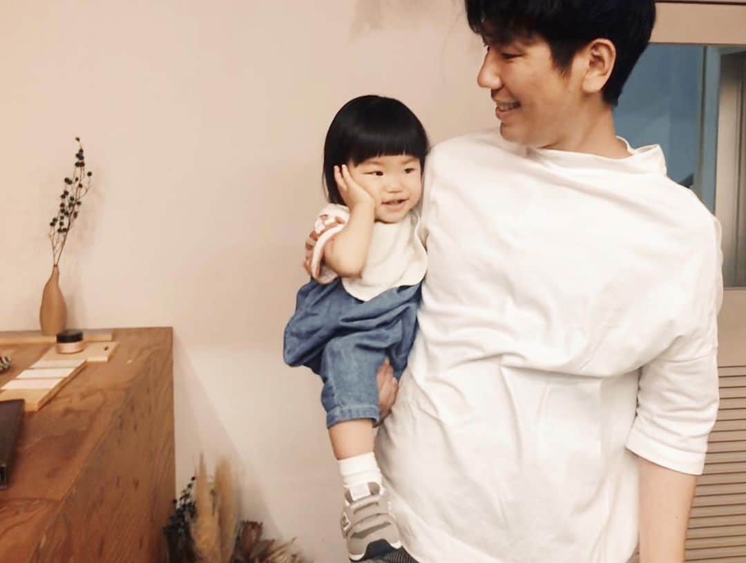 naoko tawaraさんのインスタグラム写真 - (naoko tawaraInstagram)「2019.6.9 母の技術ではどうにもできず、瑛菜はじめてのヘアカットへ。  @hair_make_laji の @uminoeiko さんに切っていただき、すっきりぱっつんヘアーになりました。 これで髪おろしても大丈夫☺︎ ボサボサからの卒業です。 うれし〜😻 エイコさん、ありがとうございました〜。 #laji #1歳2か月 #はじめてのヘアカット」6月10日 23時10分 - noknok705
