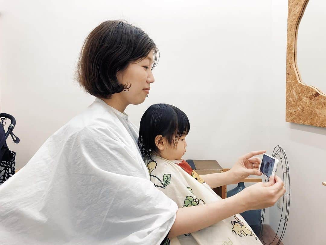 naoko tawaraさんのインスタグラム写真 - (naoko tawaraInstagram)「2019.6.9 母の技術ではどうにもできず、瑛菜はじめてのヘアカットへ。  @hair_make_laji の @uminoeiko さんに切っていただき、すっきりぱっつんヘアーになりました。 これで髪おろしても大丈夫☺︎ ボサボサからの卒業です。 うれし〜😻 エイコさん、ありがとうございました〜。 #laji #1歳2か月 #はじめてのヘアカット」6月10日 23時10分 - noknok705