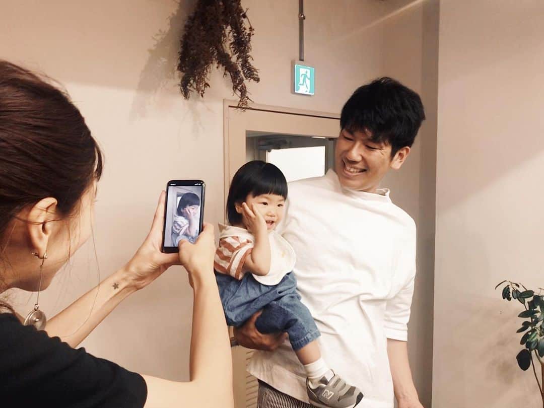 naoko tawaraさんのインスタグラム写真 - (naoko tawaraInstagram)「2019.6.9 母の技術ではどうにもできず、瑛菜はじめてのヘアカットへ。  @hair_make_laji の @uminoeiko さんに切っていただき、すっきりぱっつんヘアーになりました。 これで髪おろしても大丈夫☺︎ ボサボサからの卒業です。 うれし〜😻 エイコさん、ありがとうございました〜。 #laji #1歳2か月 #はじめてのヘアカット」6月10日 23時10分 - noknok705