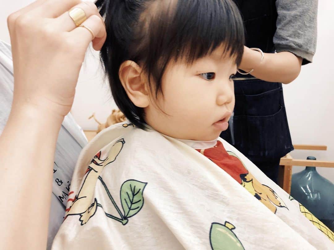 naoko tawaraさんのインスタグラム写真 - (naoko tawaraInstagram)「2019.6.9 母の技術ではどうにもできず、瑛菜はじめてのヘアカットへ。  @hair_make_laji の @uminoeiko さんに切っていただき、すっきりぱっつんヘアーになりました。 これで髪おろしても大丈夫☺︎ ボサボサからの卒業です。 うれし〜😻 エイコさん、ありがとうございました〜。 #laji #1歳2か月 #はじめてのヘアカット」6月10日 23時10分 - noknok705