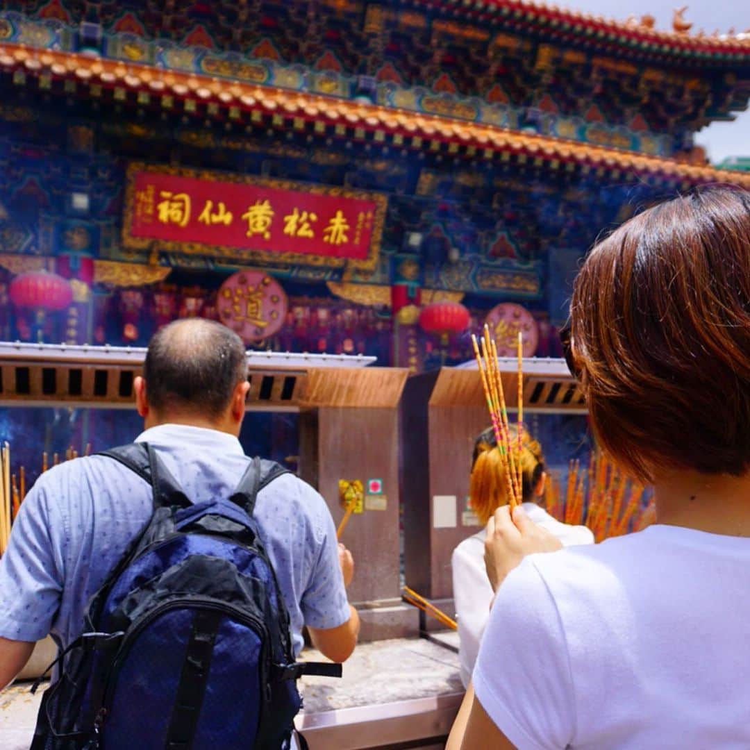 新田朝子さんのインスタグラム写真 - (新田朝子Instagram)「【#香港観光 ２日目】  #黄大仙 #ウォンタイシン へ . 必ず願いが叶うとされている #パワースポット で、長いお線香を上げてたくさんのお願い事を伝えてきました😌✨笑 . おみくじを引いている観光客も多く、それを持って人気の占い師に見てもらうのだとか。占い屋がずらりと連なる風景にも驚きました。 #香港 は地下鉄が発達しているから、どこに行くにも便利。 . #旅行好きな人と繋がりたい #アジア好き #最後の写真は #北京ダック #各地で見る丸焼き#hongkong #asiatrip #asiangirl #triplover #temples #powerspots #wongtaisin #✈️ #🇭🇰」6月10日 23時18分 - asako.nitta