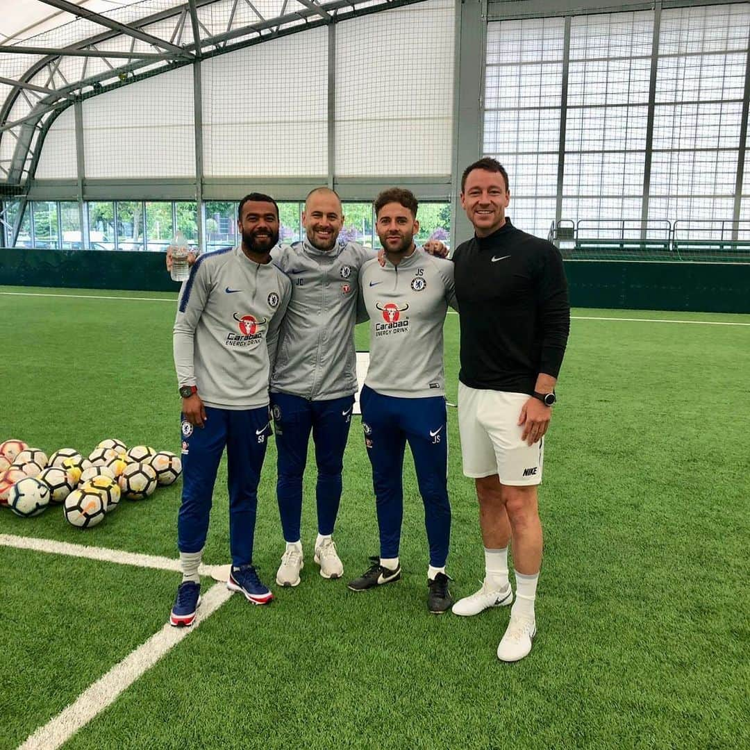 ジョン・テリーさんのインスタグラム写真 - (ジョン・テリーInstagram)「Great morning with @the_simmo and the U16s ⚽️ @chelseafc 💙 Great session put on by these two legends @therealjoecole @theofficialac3」6月10日 23時19分 - johnterry.26