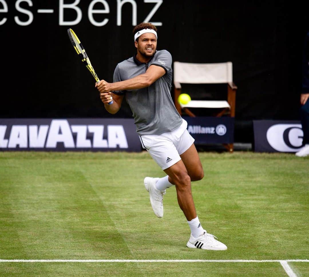 ジョー＝ウィルフリード・ツォンガのインスタグラム：「Feeling good to be back on grass © @mercedescup 👌🏾🌱🎾✨ #keepgoing #TsongaTeam」
