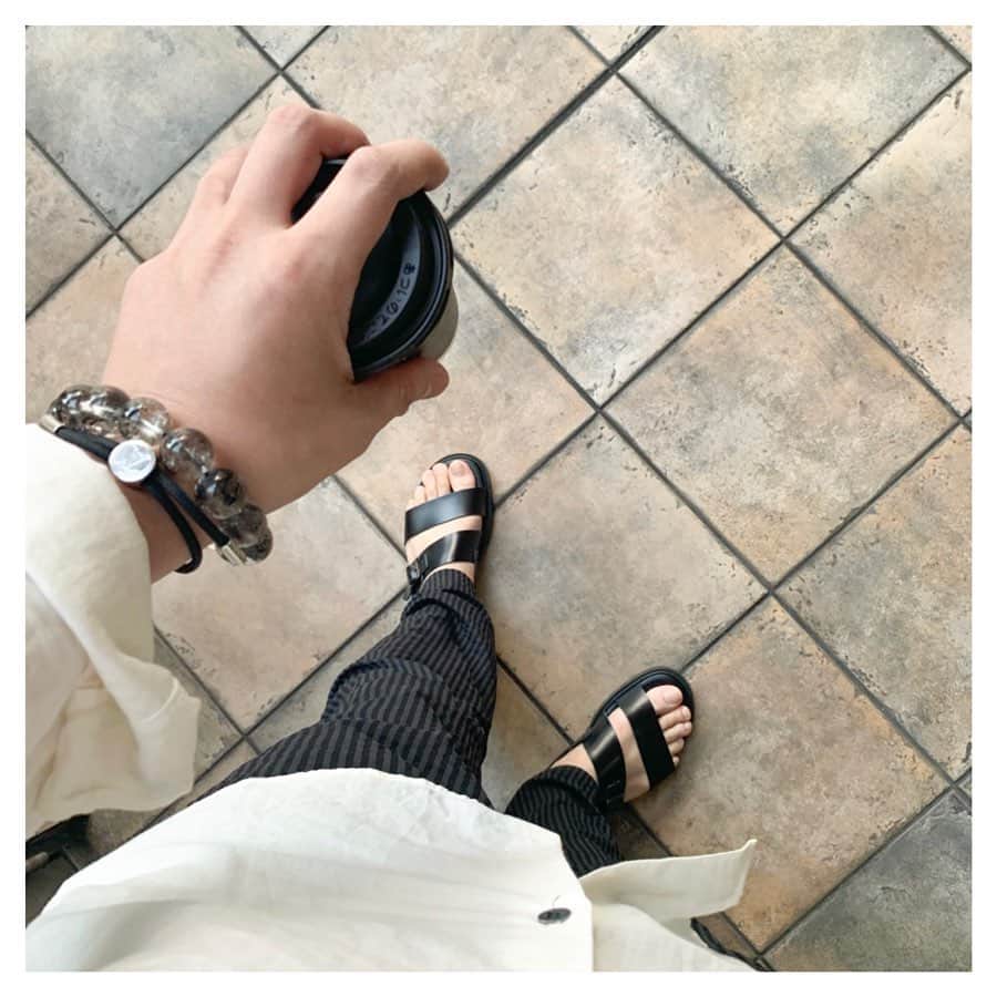 鎌田大祐（かまだだいすけ）さんのインスタグラム写真 - (鎌田大祐（かまだだいすけ）Instagram)「凄く履きやすいサンダル！いつもの服でも足元をサンダルに変えるだけで夏っぽくなるよね🌵 . #footthecoacher #sandals #shoes #フットザコーチャー #鎌田大祐」6月10日 23時39分 - daisukekamada_official