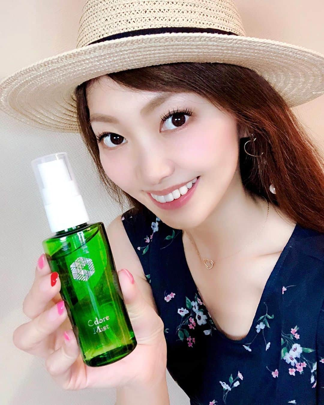 織田千穂さんのインスタグラム写真 - (織田千穂Instagram)「これから夏に向けて重宝するグッズ💚✨ 楽天ランキング3部門で1位獲得の制汗剤🍃🌱 オドレミスト💚✨@kusuriya_daichan * 使い方は気になる部分にスプレーして🚿 乾かすだけで汗腺に蓋をしてくれます👌💓 スプレーすると… 一日外出していても汗も出ておらず サラッとしていてビックリ‪\(ᯅ̈ )/‬‼️ * スプレーして角栓が出来ると ボディーソープなどでも落ちず 皮膚の新陳代謝のサイクルで 自然に排出されるので3-5日もつ所も便利💙 * これから夏🌞🌴🌺✨ 着ている洋服によっても 汗だくになれない時のお助けアイテムとして 引き続き助けてもらいます💜 * 気になった方は… 【オドレミスト】で検索してみてね🔎 ✼••┈┈┈┈┈┈┈┈┈┈┈┈┈┈┈┈••✼ #オドレミスト #くすり屋だいちゃん #制汗剤 #ミスト #制汗 #制汗ケア #汗対策 #汗 #脇汗 #💦#美活 #beauty #japanesemodel #美肌ケア #cosme #l4l #エチケット #instafollow #beaustagrammer #美容好きな人と繋がりたい #美容 #スキンケア #美肌 #女子力 #コスメ#フォローミー #followme #skincare #スキンケア商品 #PR ✼••┈┈┈┈┈┈┈┈┈┈┈┈┈┈┈┈••✼」6月10日 23時36分 - chihoda