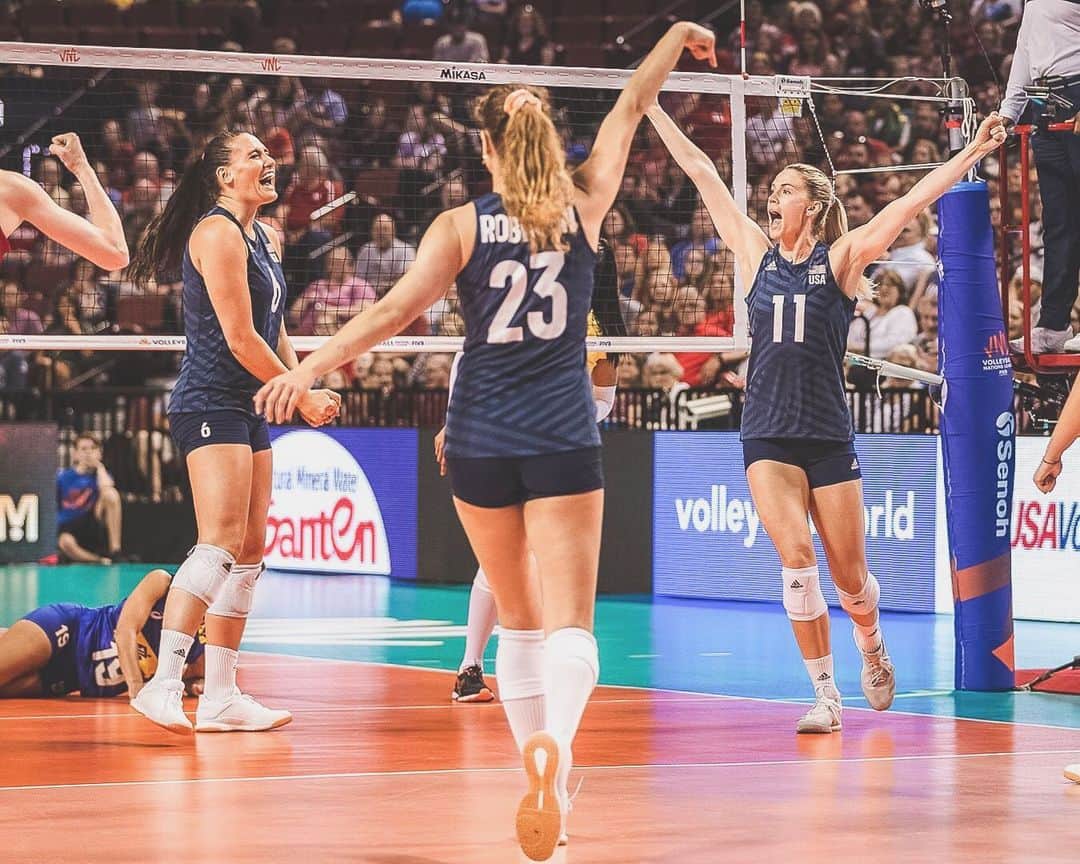 テトリ・ディクソンのインスタグラム：「Issa moooood . 6/11 🇺🇸 x 🇹🇷 4am EST 6/12 🇺🇸 x 🇵🇱 4am EST 6/13 🇺🇸 x 🇨🇳 8am EST Watch on @flovolleyball . 📸 by @andywenstrand」