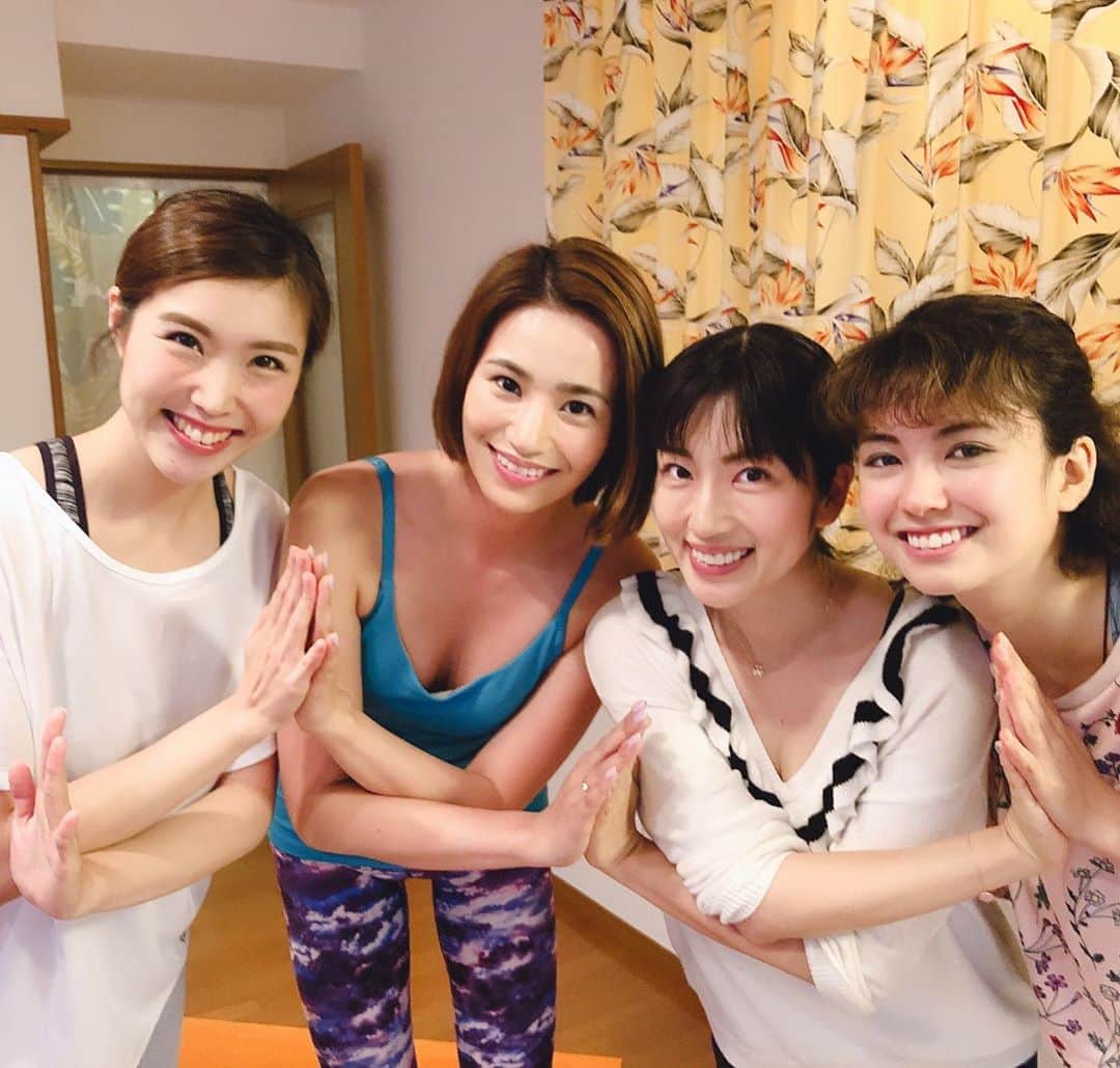 のインスタグラム：「今日は新人インストラクターモニカ先生のレッスンチェックをしにスタジオへ🤗久しぶりにヨガしてスッキリ🧘‍♀️✨そしてpsy5期生悠ちゃんから出産祝いにベビー服頂きました✨着せるの楽しみっ💕 相変わらず昼も夜もガッツリ食べてます、、笑 食べても食べてもすぐお腹すいちゃう😂笑笑 それにしても雨嫌だー☂️😂明日はやみますように😂 #ポジティブスターヨガ#新人インストラクター#ヨガインストラクター#出産祝い#ベビー服#ランチは#肉バルサルー#サルーファミリア#夜は#春秋ゆらり#食欲旺盛#毎日#食べ過ぎ#梅雨#嫌い#早く#梅雨明け#してー#おやすみなさい」