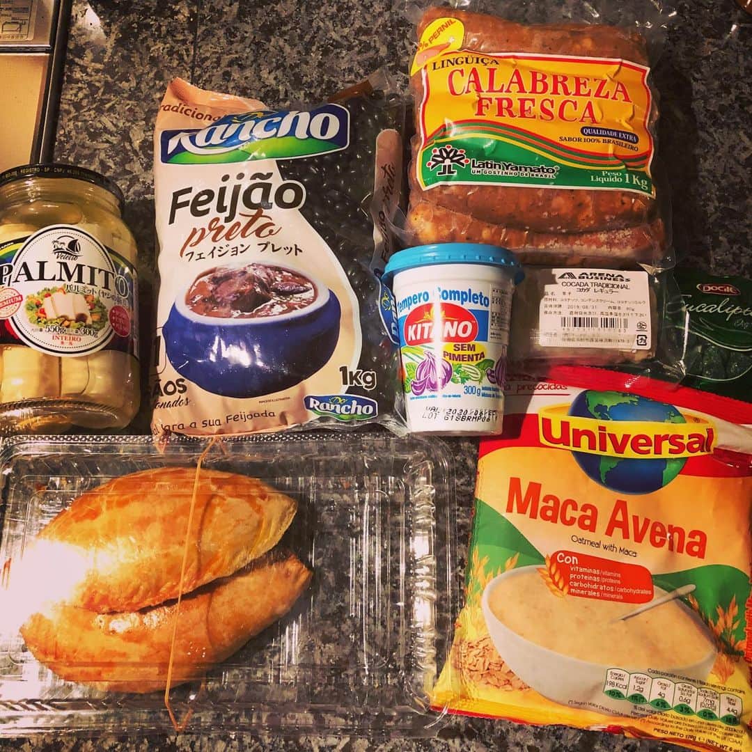池田有希子のインスタグラム：「五反田近くまで用があったので、ブラジル食材店のキョウダイマーケットで食材調達〜！エリアンナのお母様のフェジョアーダが急に恋しくなって、フェジョアーダ用の豆とソーセージ、調味料、お菓子、マカ入りオートミール、パルミット（大好き！）、レジ横で売ってたミートパイ（エンパディーニャ？）🇧🇷❤️ 荷物が重くならなかったらもっと買いたかった〜！！ #brazilianfood #kyodaimarket」