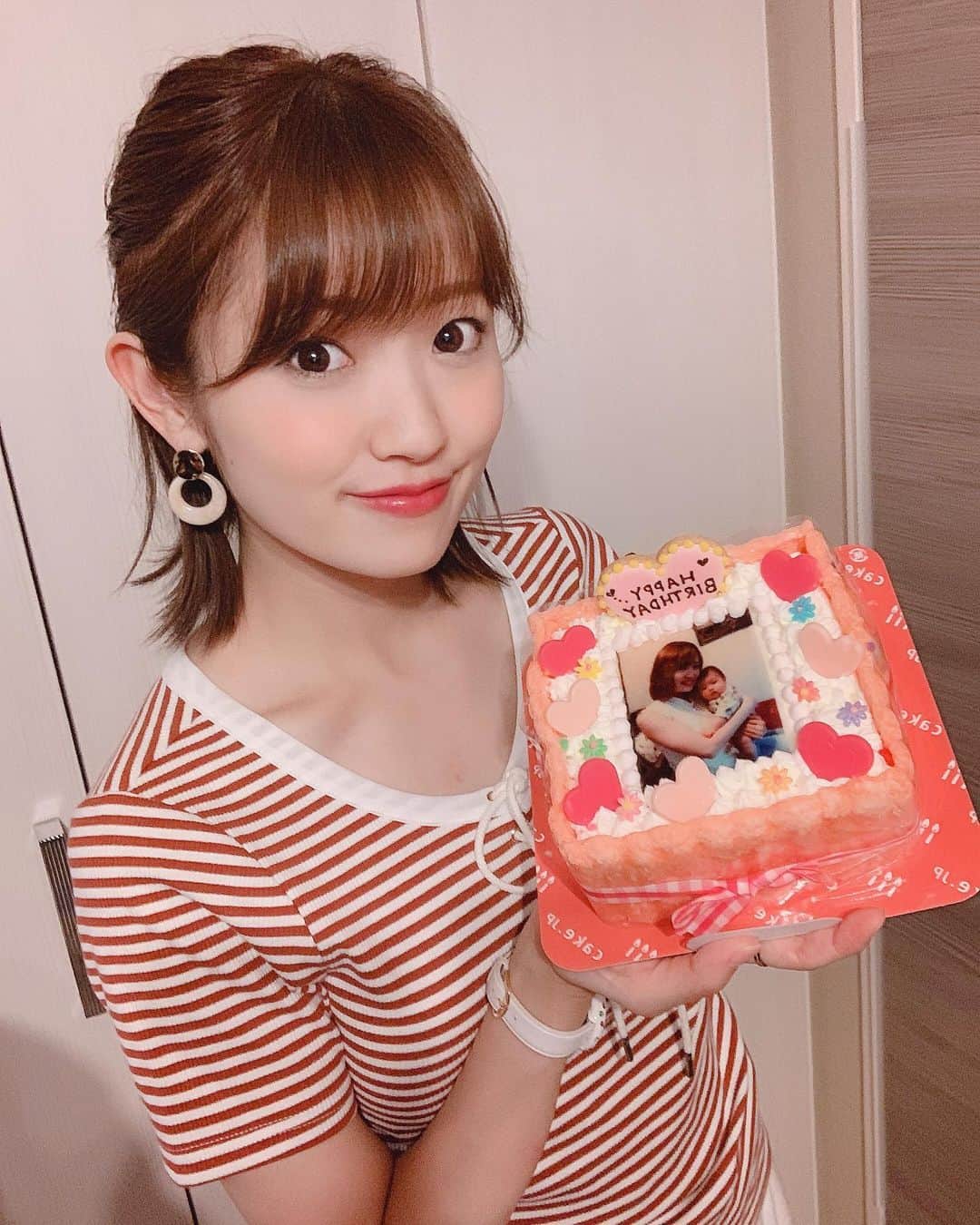 村瀬葵のインスタグラム：「・ 今日お誕生日を迎えました🎂 素敵な女性、素敵なママになれるように 頑張る一年にします💓 みんなからのおめでとうの言葉が とても嬉しかった〜！ thank you☺️☺️ ・ #birthday #happybirthday #today #thankyou #cake #happy #smile #お誕生日 #ケーキ #ありがとう#0610」