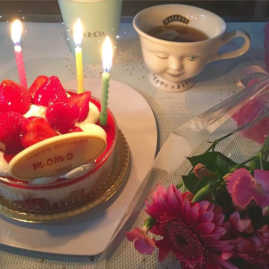 Momoさんのインスタグラム写真 - (MomoInstagram)「今日は34回目のお誕生日でした🎂 そして3回目の結婚記念日💒 とういと過ごすのは初めて👶 ㅤㅤㅤㅤㅤㅤㅤㅤㅤㅤ 毎年、いちごのケーキが良いだのあーだのこーだの言ってきた結果、今年はテリーがナイスなケーキを買ってきてくれて秒で完食しました🍓幸せだなぁ🍀いつもありがとう💓 これからも、変わらず6/10を迎えられますように🌟 ㅤㅤㅤㅤㅤㅤㅤㅤㅤㅤ #mybirthday #happybirthdayforme #🍑」6月10日 23時58分 - m_o_m_o_e