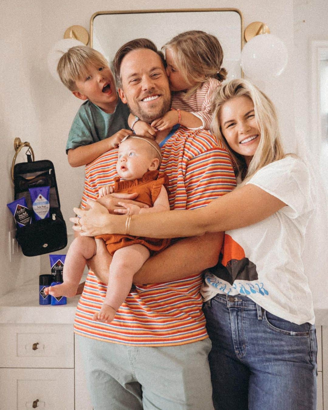 Amber Fillerup Clarkさんのインスタグラム写真 - (Amber Fillerup ClarkInstagram)「#ad It’s almost Father’s Day 💕 We are going to be in Idaho and I rented a boat for the family to go fishing together! If you’re looking for Father’s Day gift ideas, The Grand Tour set from @getjackblack comes with all the products David needs while traveling and includes a travel bag to keep everything in one place. It is a great Father’s Day gift for him this year since we will be traveling! #getjackblack」6月10日 23時58分 - amberfillerup