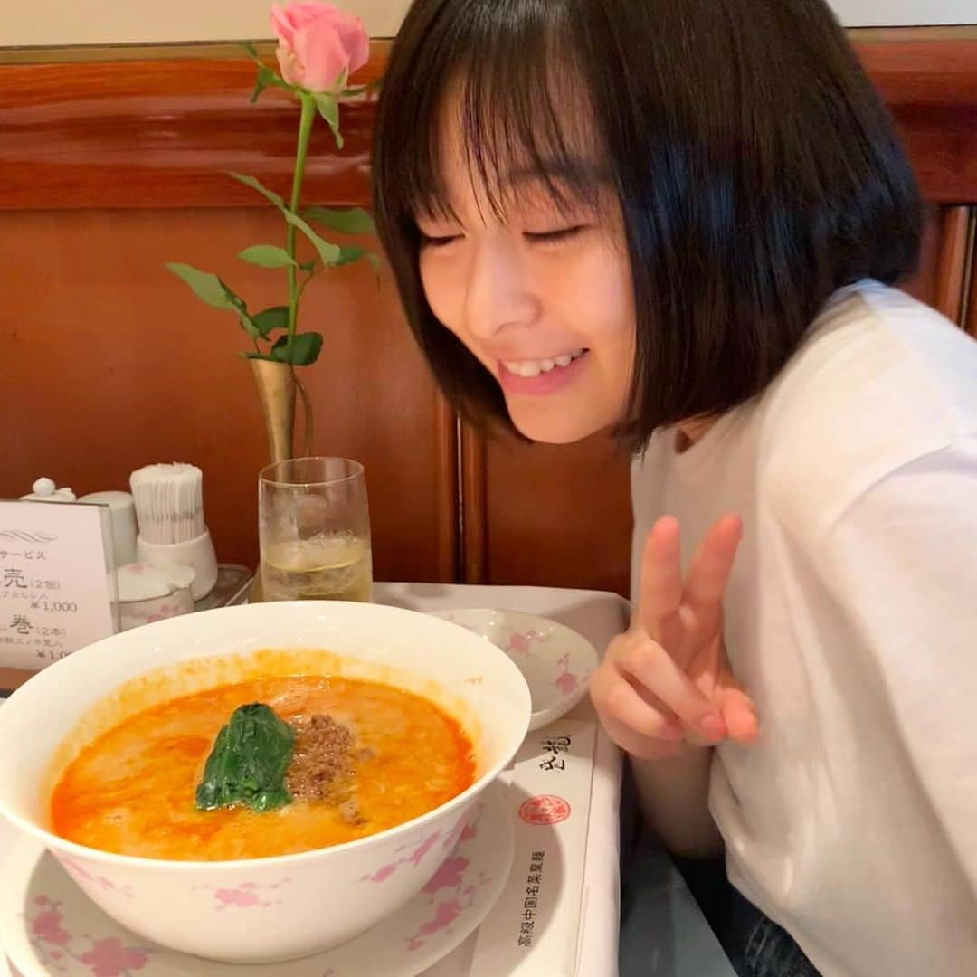 森七菜さんのインスタグラム写真 - (森七菜Instagram)「ピースしてるけど、目線の先はというと…😋😆 #担々麺 #久しぶりのラーメン #お仕事終わりの一杯 #早く食べたさそうね #もりなな #森七菜」6月10日 23時51分 - morinana_official