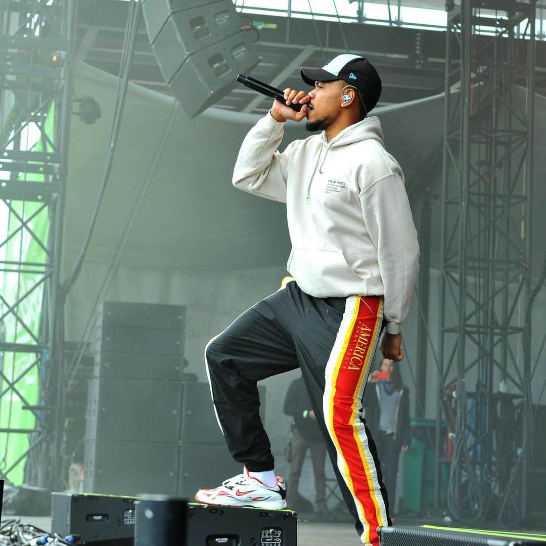 ペリーエリスのインスタグラム：「@chancetherapper hit the stage at @nickelodeon’s #SlimeFest in Chicago rocking a track pant from the #PerryEllisAmerica capsule 2 collection.」