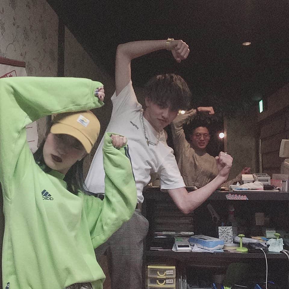 ゆずの小町天王寺店のインスタグラム：「. こんばんは！地球愛好家幹部です🌏 今日は３人でご飯に行って来ました！ やっぱりpassionなんすよね🥰🥰💜 Fancy🤟🏾🤟🏾👌🏾👐🏾🖤🖤🖤🖤」