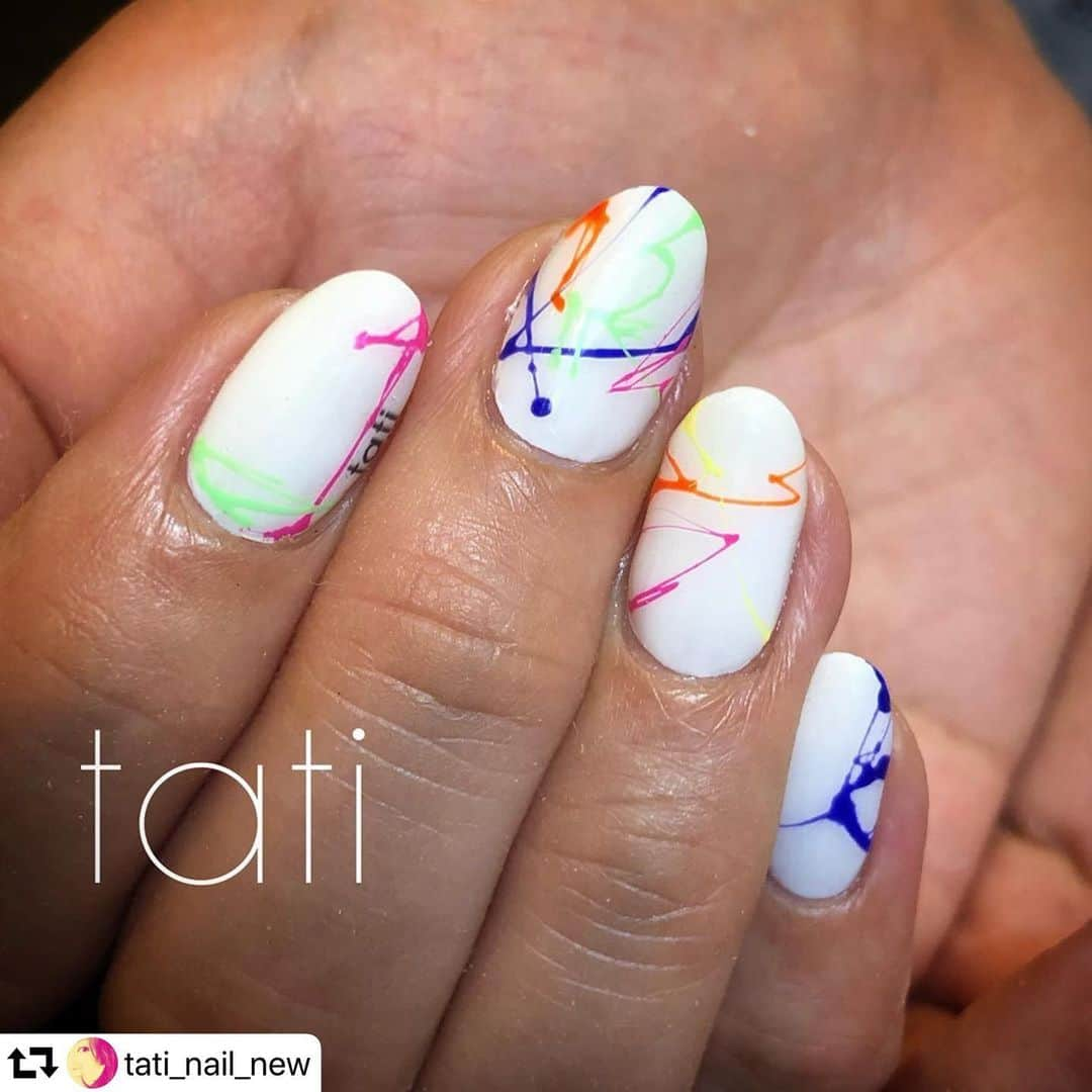 Icegel Nailさんのインスタグラム写真 - (Icegel NailInstagram)「#타티 선생님이 디자인 해주신 #실크젤 아트랍니다😍😍😍역시 #tati 선생님만의 감각적인 디자인이예요!!! . 👍👍👍. repost @tati_nail_new ・・・. 月末のフェスに行かれるお客様。パキッとしたネオンカラーとホワイトがすごく潔い✨  edit.の001はフレンチも描けるくらいの粘性のホワイトなんですが、ワンカラーにも本当に使いやすいです😊ホワイトの顔料は他の色とは違う特徴があり、色それぞれで粘性を丁寧に微調整しています✨ ・ で、アートに使ったのが BWJで手に入れた#ICEGEL のシルクシリーズ。ビョーンと伸びるジェルがすごく楽しい。 「糸」になるので、はっきり発色がネオンカラーにはとっても嬉しいです。 ・ #editnail  #ネオンカラーネイル#아이스젤#アイスジェル #nailart#naildesign #design #gelnail #ネイルアート#ネイル #ネイルデザイン#指甲 #指甲彩繪 #美甲 #design #beauty#instagood#instanail #tati  #네일 #네일아트 #일본네일 #네일트렌드 #젤 #젤아트 #네일디자인#京都#伏見区」6月11日 0時01分 - icegelnail