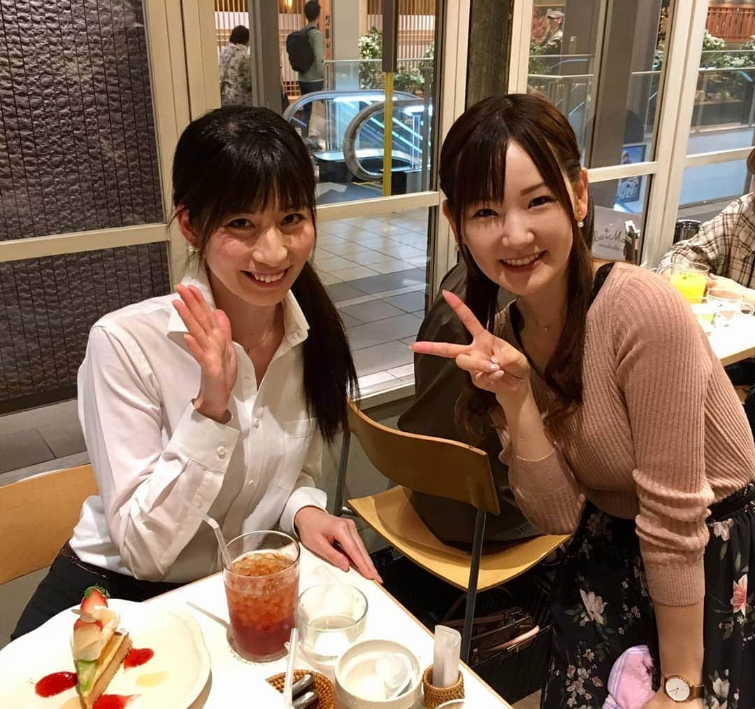 千種ゆり子さんのインスタグラム写真 - (千種ゆり子Instagram)「先週のことですが、空手の監督で札幌に行った際、一木玲美気象予報士と会いました🎶 . 色々お話しして楽しかった😊 . 一木さんは札幌テレビどさんこワイドの気象キャスター👩‍🏫 . 私は空手の監督はフォーマルスーツが義務付けられているため、スーツ着用です。 . 【6/10千種ゆり子の空てんき】 #一木玲美 #千種ゆり子 #気象予報士 #札幌テレビ #どさんこワイド」6月11日 0時03分 - chikusa_yuriko