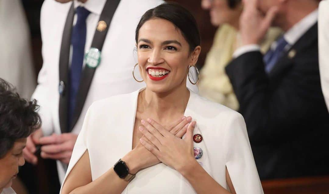 Tais Araújoさんのインスタグラム写真 - (Tais AraújoInstagram)「"Disseram que não conseguiríamos… e aqui estamos nós." Com essa fala, Alexandria Ocasio-Cortez, hoje deputada democrata norte-americana, comemorou o deferimento da sua candidatura. Durante a campanha, Alexandria, que é do Bronx (Nova York), aproveitava os intervalos do trabalho como garçonete pra conversar com as pessoas em reuniões e nas ruas, com o apoio do companheiro, dos familiares e amigos. Sim, essa é a primeira vez que ela disputa uma eleição! 😱 E todo esse esforço valeu a pena: desde o início do ano, @ocasio2018 passou a frequentar os salões do Congresso e seu carisma e competência já estão dando o que falar. Ela venceu o poderoso Joseph Crowley (que estava no poder há mais de 20 anos!) e traz novos ares para a política, a partir de um olhar mais próximo do povo, dos trabalhadores, e representa a força e a tenacidade da mulher. Que linda estreia 🥰 Vai ser gigante! #MulheresQueInspiram Foto: AFP」6月11日 0時03分 - taisdeverdade