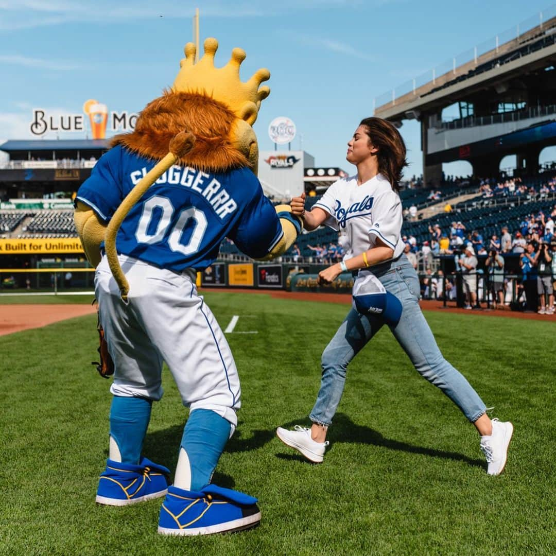 カンザスシティ・ロイヤルズさんのインスタグラム写真 - (カンザスシティ・ロイヤルズInstagram)「Remembering that time @selenagomez stopped by #TheK. #OffDayMusings」6月11日 0時05分 - kcroyals