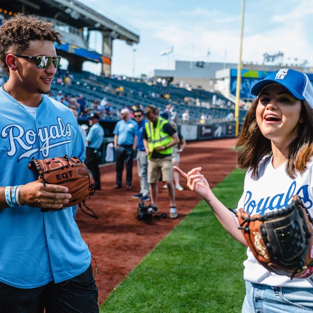 カンザスシティ・ロイヤルズさんのインスタグラム写真 - (カンザスシティ・ロイヤルズInstagram)「Remembering that time @selenagomez stopped by #TheK. #OffDayMusings」6月11日 0時05分 - kcroyals