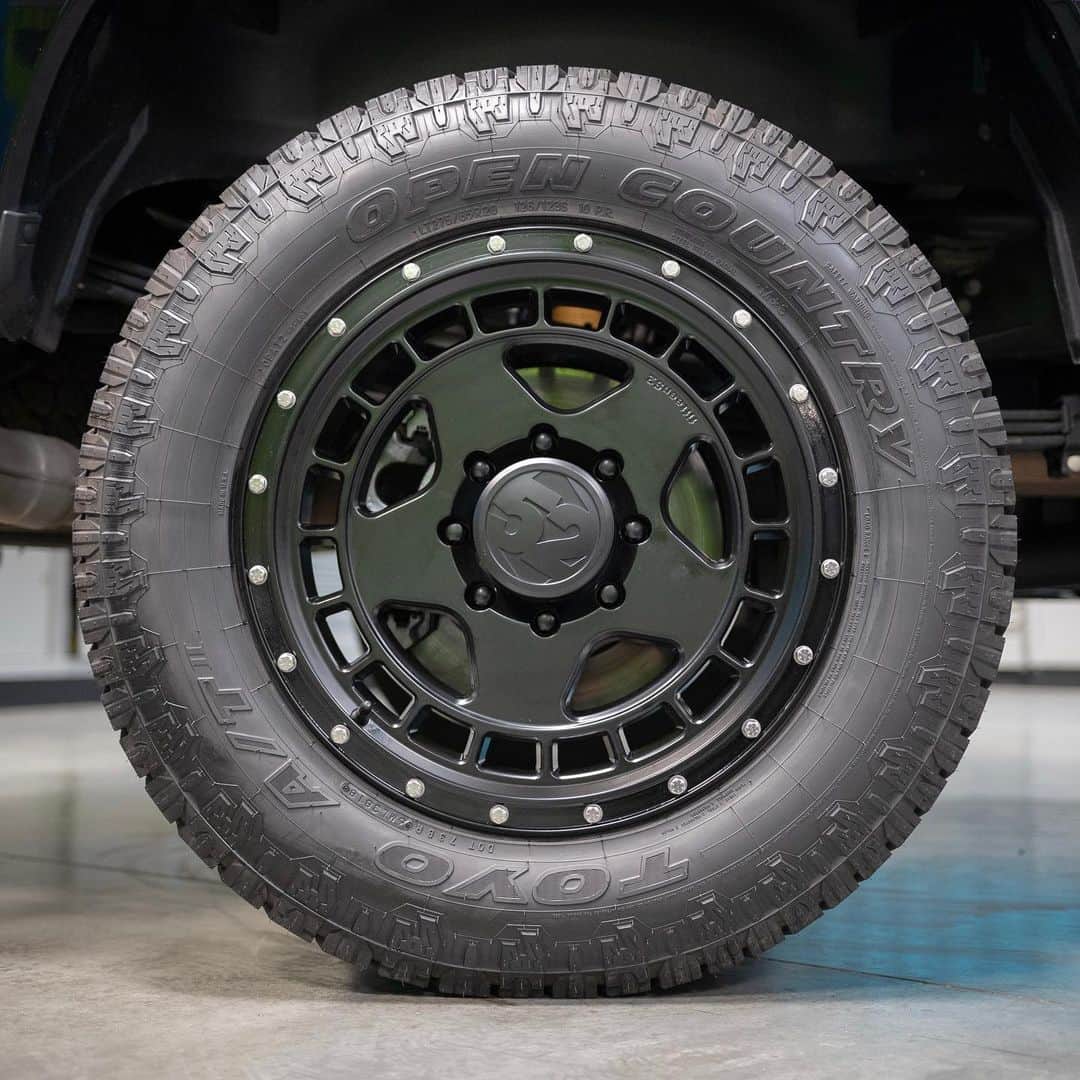 ケン・ブロックさんのインスタグラム写真 - (ケン・ブロックInstagram)「I’m hyped that @fifteen52 now offers my signature Turbomac HD wheels in an 8-lug option for the heavier trucks out there: like the @Ford F-350 shop truck we have at Hoonigan Racing! Looks tough, works tough. 💪🏻 #getematfifteen52DOTcom #TurbomacHD」6月11日 0時13分 - kblock43
