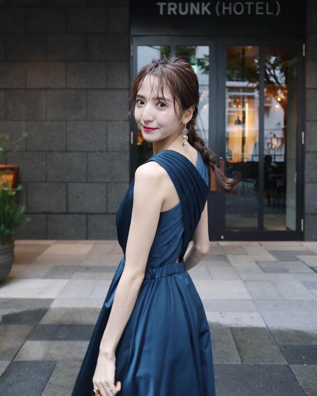 平木愛美のインスタグラム：「大切な人の結婚式♡👰🤵 . 素敵な旦那さまの隣で笑う、みさちゃんの笑顔が本当に可愛くて美しくて。すべてが感動でした。  あたたかくて楽しくて幸せをたくさんもらった結婚式🕊 きゅんきゅんさせられっぱなし💓  １０代の上京してきた当時から私にとって東京での、一番最初の身近な存在な、そんな大好きすぎるメンバー。  裕子ちゃんのアニヴェルセル、ちぇみちゃんのhawaii挙式では皆んなでダンス💞 そして今回みさちゃんの式では思い出の詰まったDVDをサプライズ余興で作成しました📀  いつかのちかちゃんと私の時は、どんなかんじかなー？♡👸笑 当時と変わらず、それ以上に年月を重ねるごとに更に濃く深くなっていく、大切すぎる存在。  みさちゃん、happy wedding💘 ずっとずーーーっと末永くお幸せに！！！！！ . ドレスに合わせてきゅっとまとめた可愛いhairは @violet.mari ちゃんがしてくれました♡  #love #happy #wedding #愛美ふく」